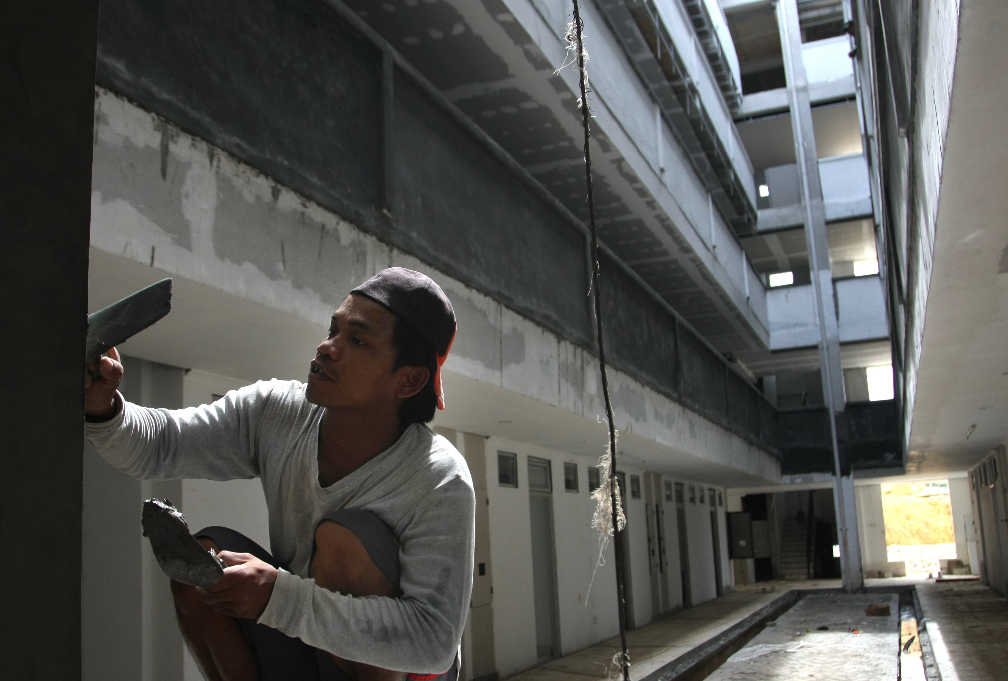 Pekerja menyelesaikan pembuatan rusun di Kelurahan Bungkutuko, Kendari, Sulawesi Tenggara.