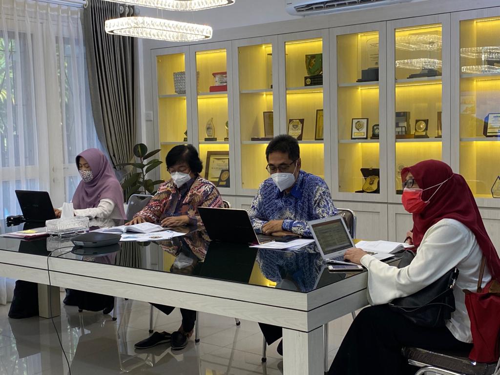 Menteri LHK Siti Nurbaya (kedua dari kiri) didampingi Kepala Badan Litbang dan Inovasi KLHK Agus Justianto (baju batik biru).