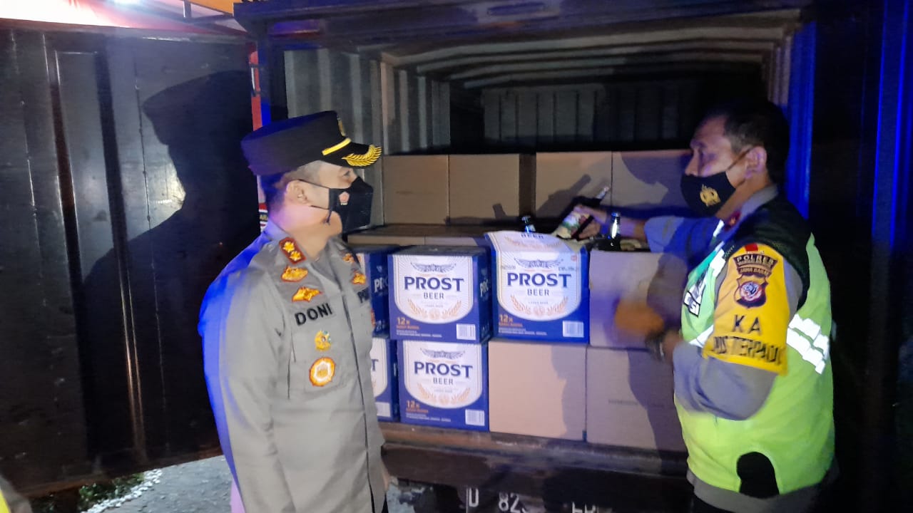 Kapolres Tasikmalaya Kota, AKBP Doni Hermawan memeriksa mobil boks berisi miras di pos penyekatan Genton, Kadipaten, Kabupaten Tasikmalaya.