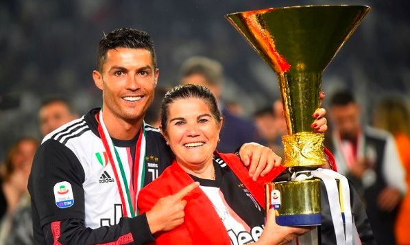Cristiano Ronaldo (kiri) berpose bersama ibunya Dolores Aveiro dan trofi Liga Italia Serie A saat selebrasi di Stadion Allianz, Italia.
