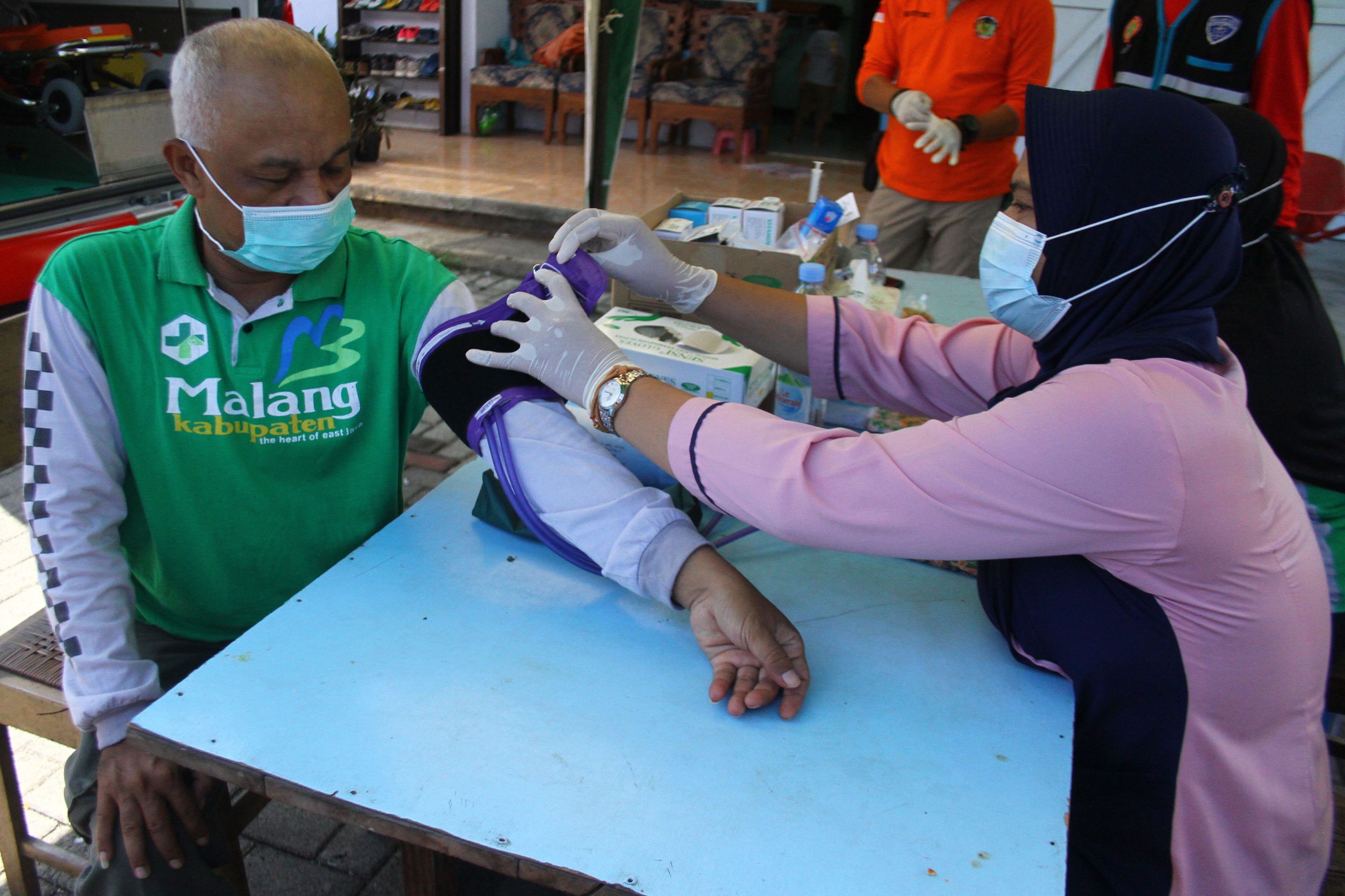 Ilustrasi--Petugas medis memeriksa tekanan darah seorang pengungsi di Posko Kesehatan Gempa Malang di Majangtengah, Malang, Jawa Timur.
