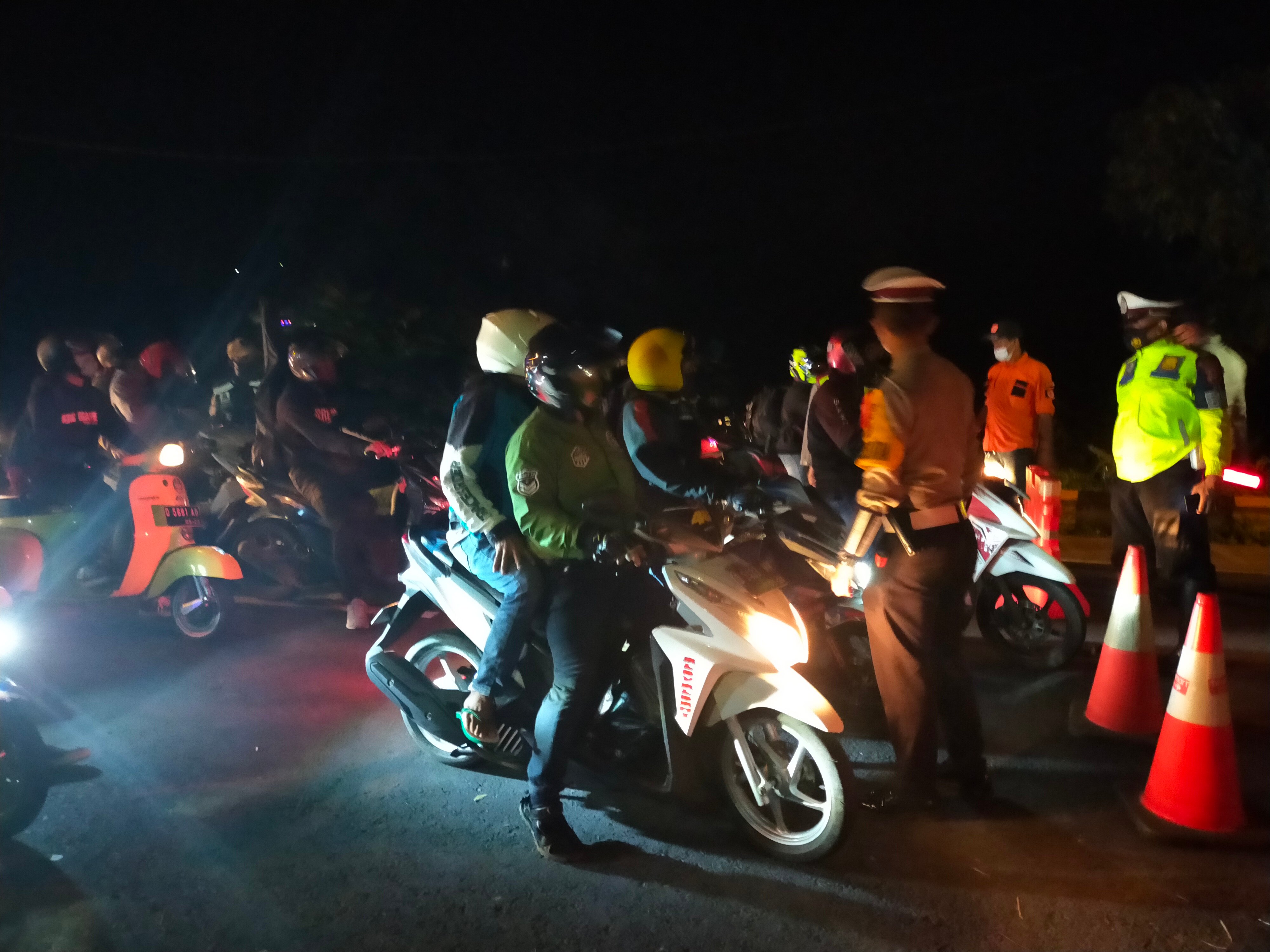 Polisi menghentikan ratusan sepeda motor yang akan melintas di wilayah Tasikmalaya.