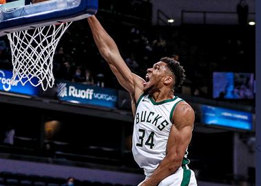 Bintang Milwaukee Bucks Giannis Antetokounmpo melakukan dunk dalam laga NBA melawan Indiana Pacers.