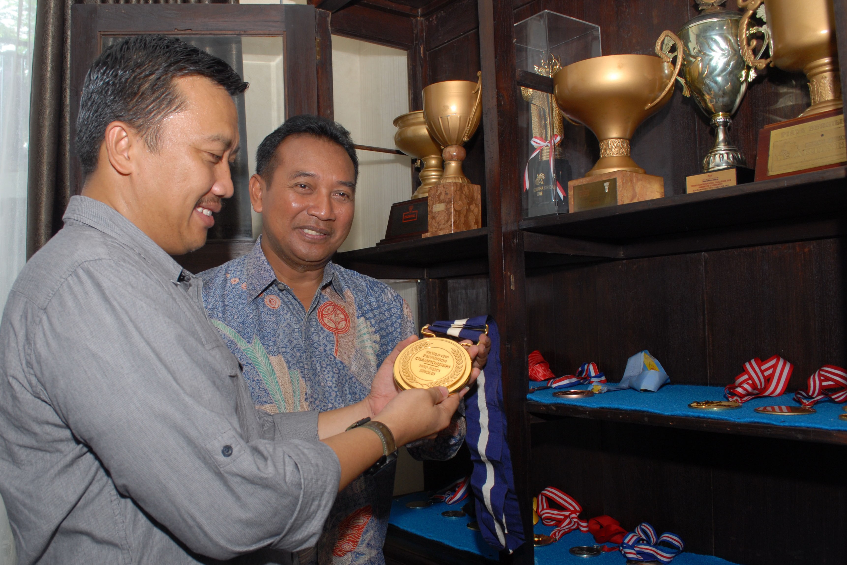 Menpora Imam Nahrawi (kanan) didampingi legenda juara dunia bulu tangkis tahun 1983 Icuk Sugiarto (kanan).