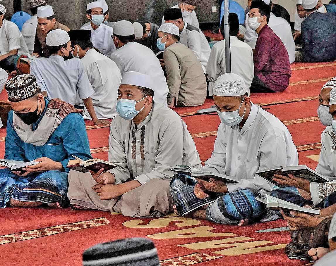 IKTIKAF SANTRI: Santri madrasah aliah (MA) membaca Alquran saat beriktikaf di Masjid Attaqwa, Ujung Harapan, Kabupaten Bekasi, Jawa Barat, 