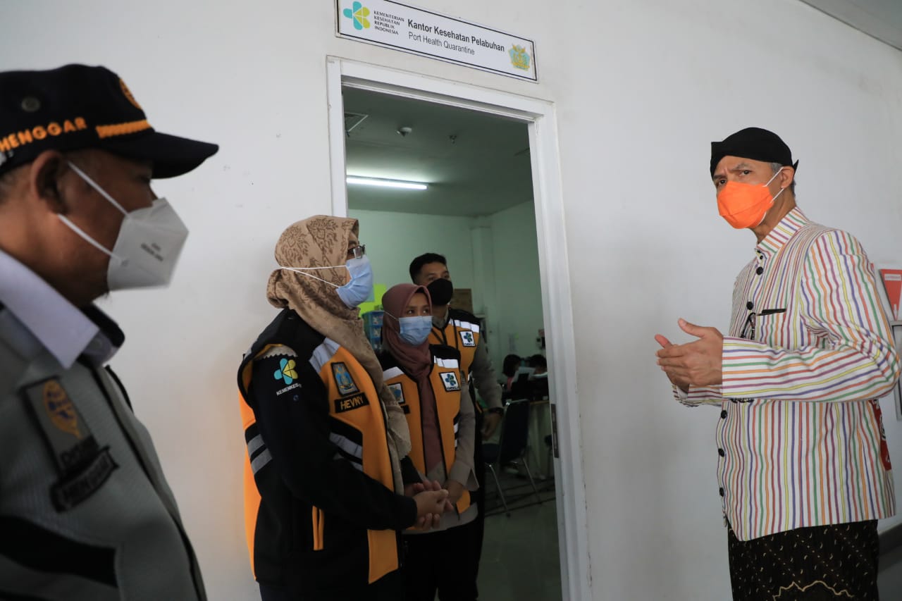 Gubernur Jateng Ganjar Pranowo desak pihak bandara evaluasi kinerja petugasnya.