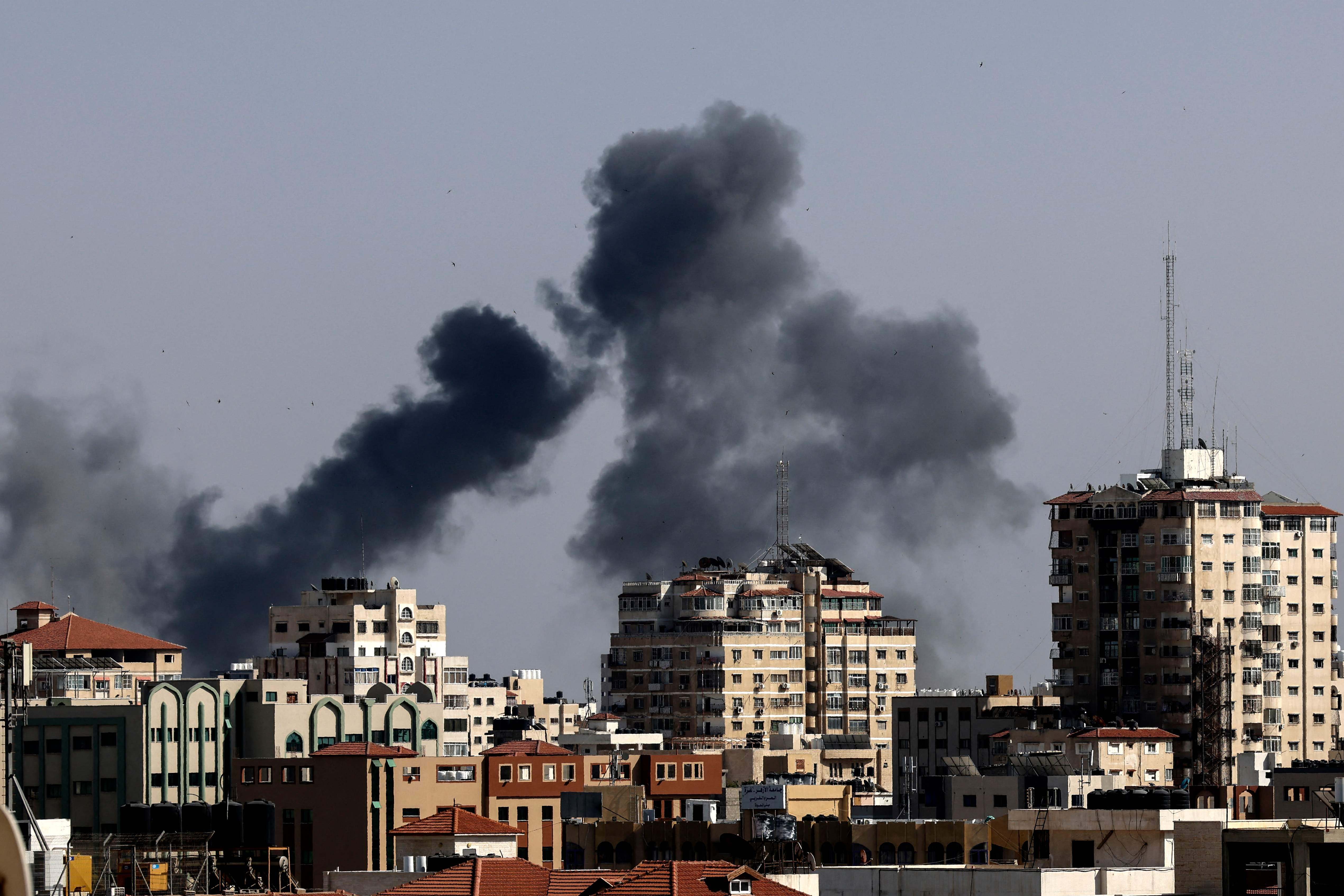 Asap mengepul dari serangan udara Israel di Jalur Gaza yang dikendalikan oleh gerakan Islam Palestina Hamas, Selasa (11/5).