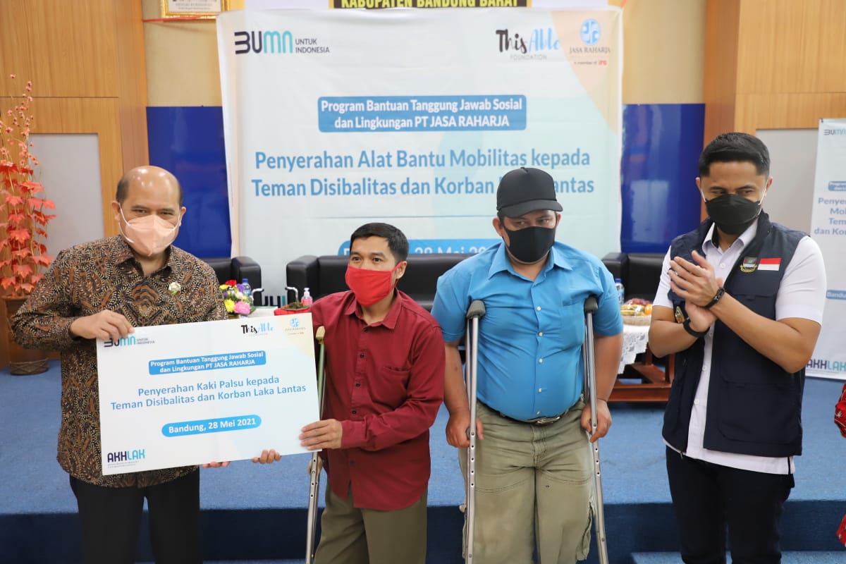 Direksi PT Jasa Raharja saat menyerahkan alat bantu untuk warga disabilitas