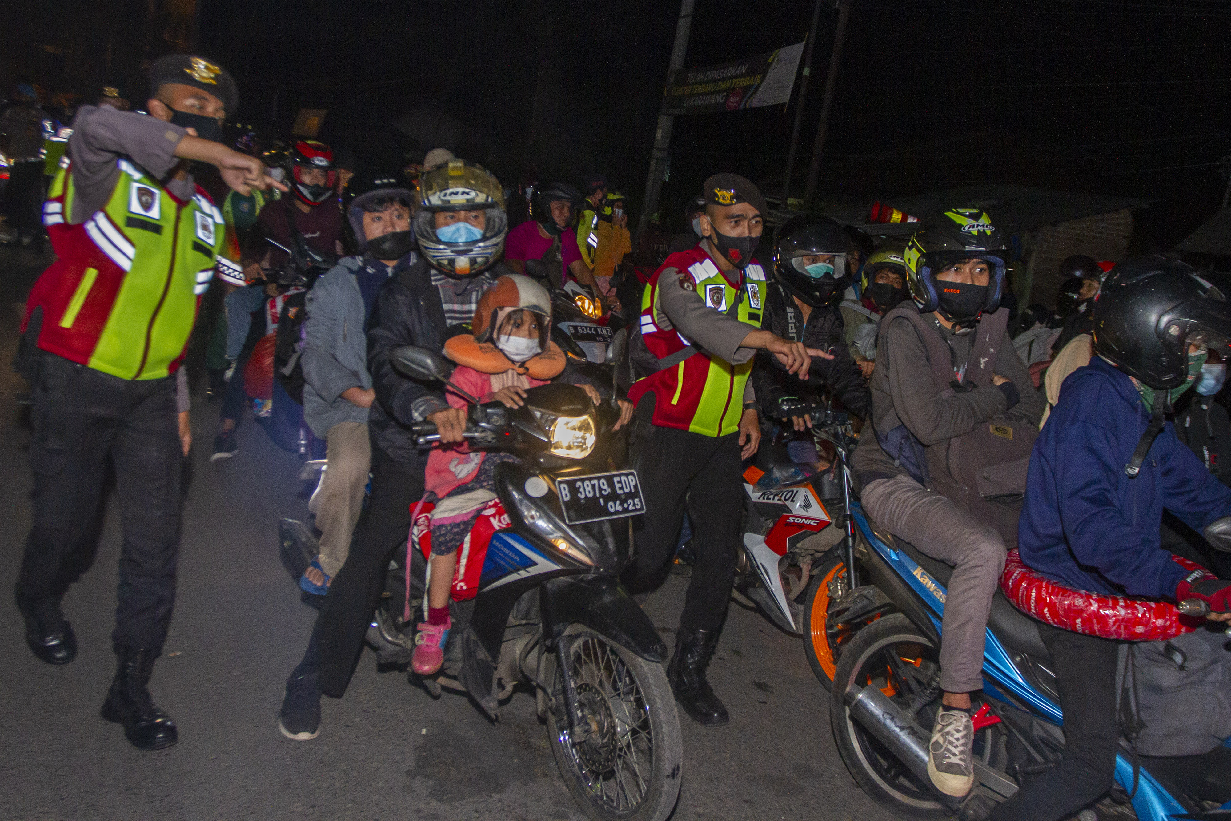 Petugas kepolisian menertibkan pemudik motor setelah diputar balik di jalur pantura Karawang, Jabar, Senin (10/5).