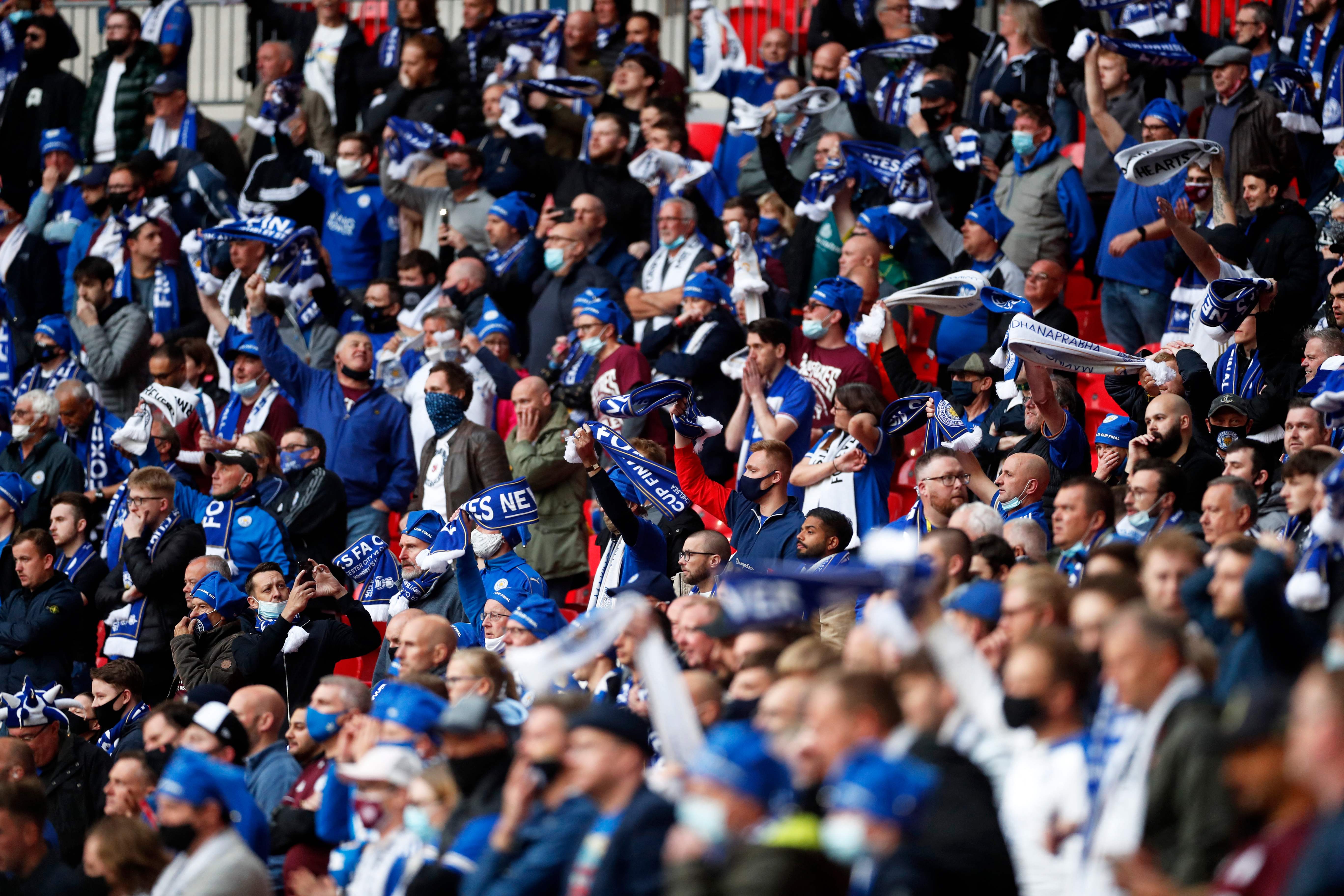 Pendukung memadati Stadion Wembley saat final Piala FA antara Leicester City dan Chelsea, 15 Mei lalu.