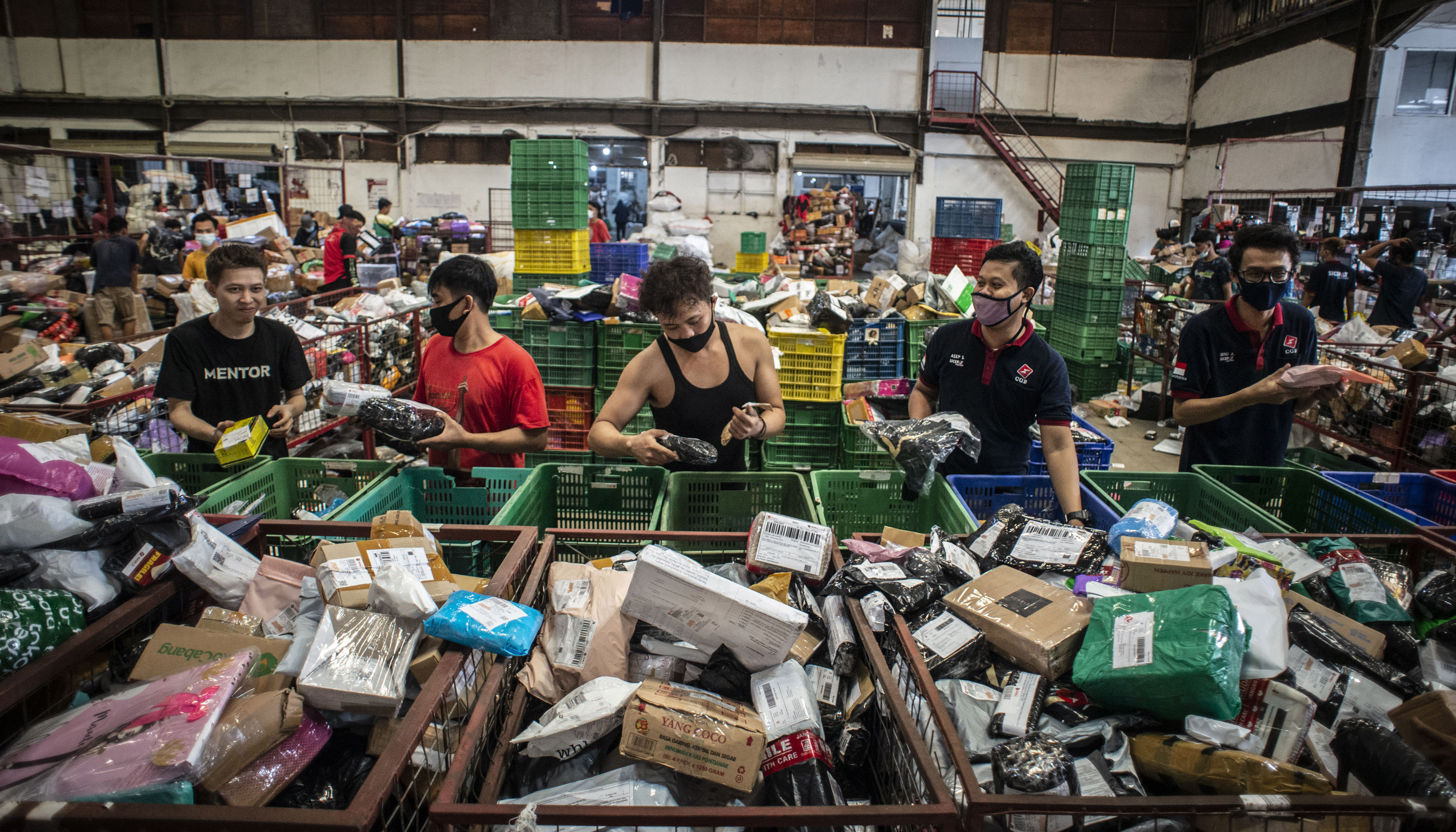 Kesibukan di salah satu gudang perusahaan ekspedisi di masa Ramadan hingga Idul Fitri 2021