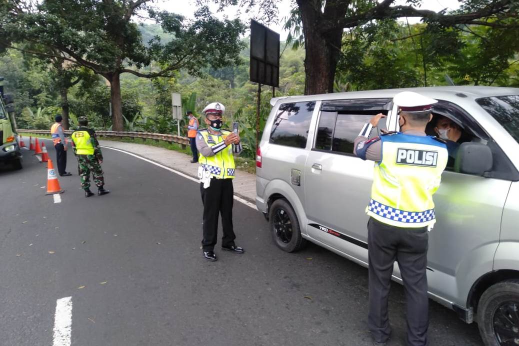 Pos penyekatan di Gentong, Kecamatan Kadipaten, Kabupaten Tasikmalaya, Jawa Barat.