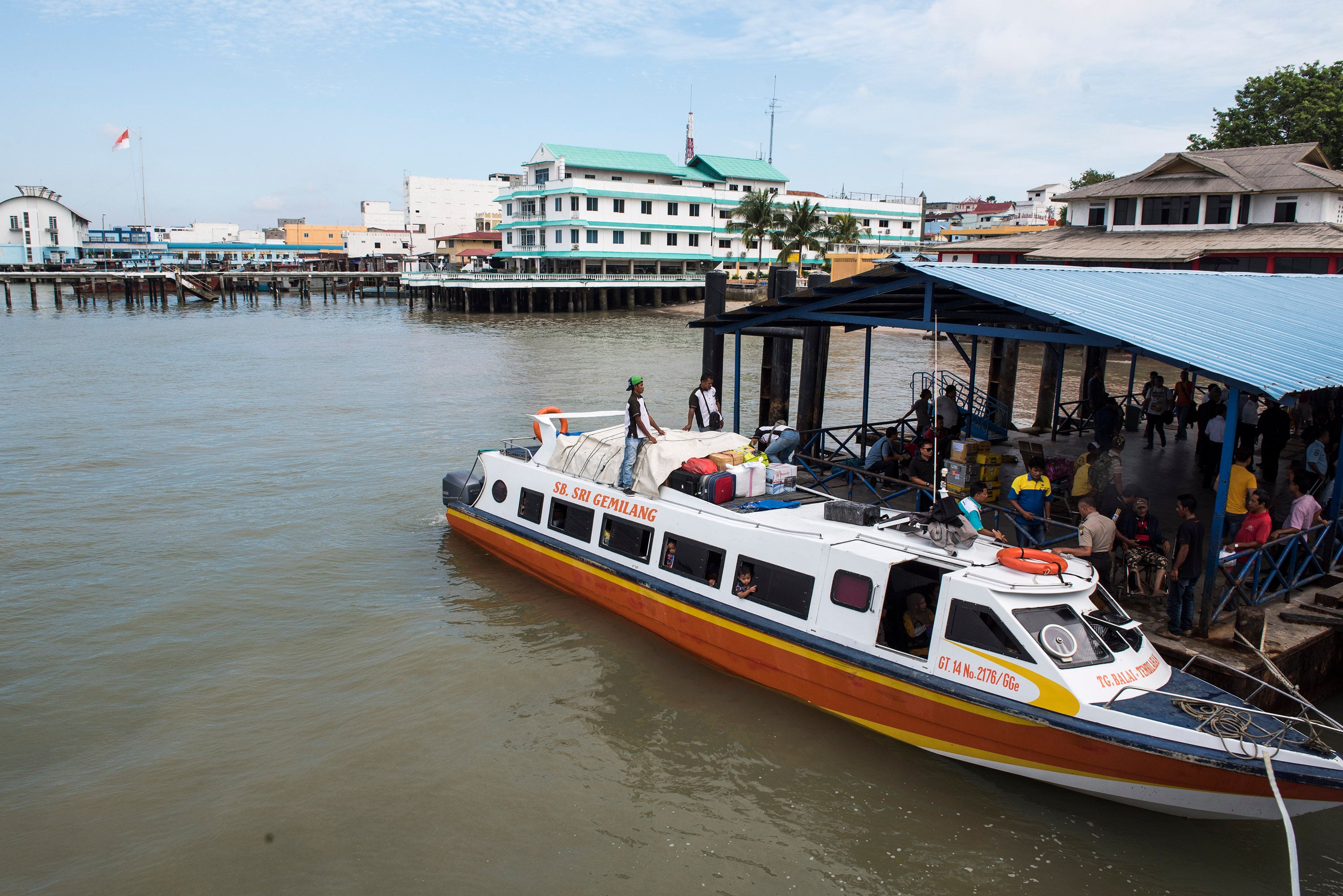 Sejumlah penumpang menunggu keberangkatan kapal di dermaga Tanjung Balai Karimun, Kepulauan Riau
