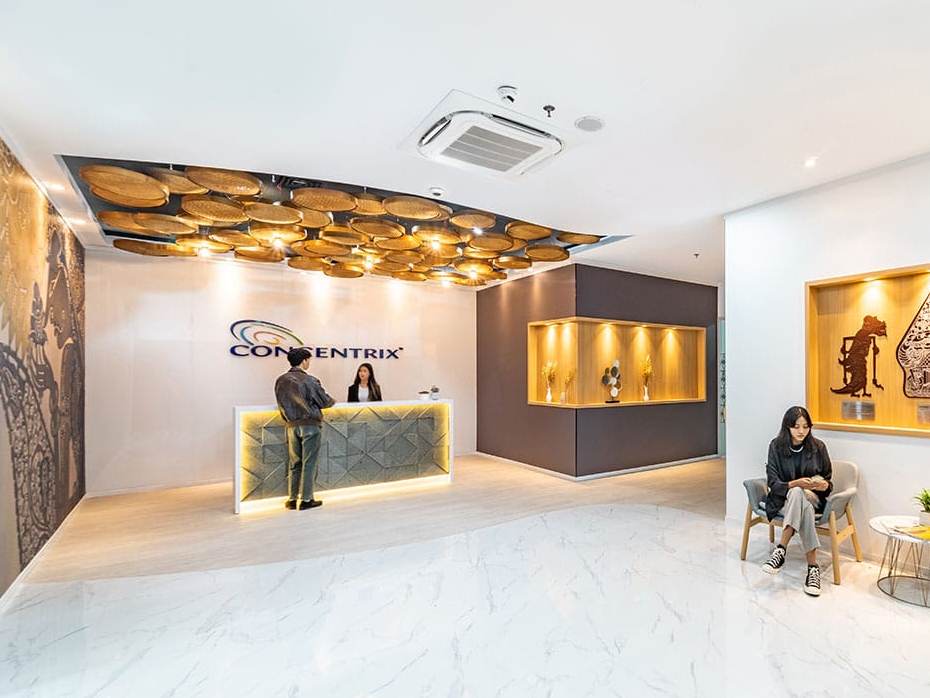 Desain interior kantor Concentrix dengan nuansa budaya Yogyakarta.