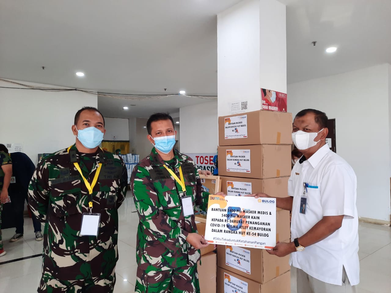 Sekretaris Perusahaan Perum BULOG, Awaludin Iqbal (baju putih) menyerahkan bantuan masker ke RSD Wisma Atlet.