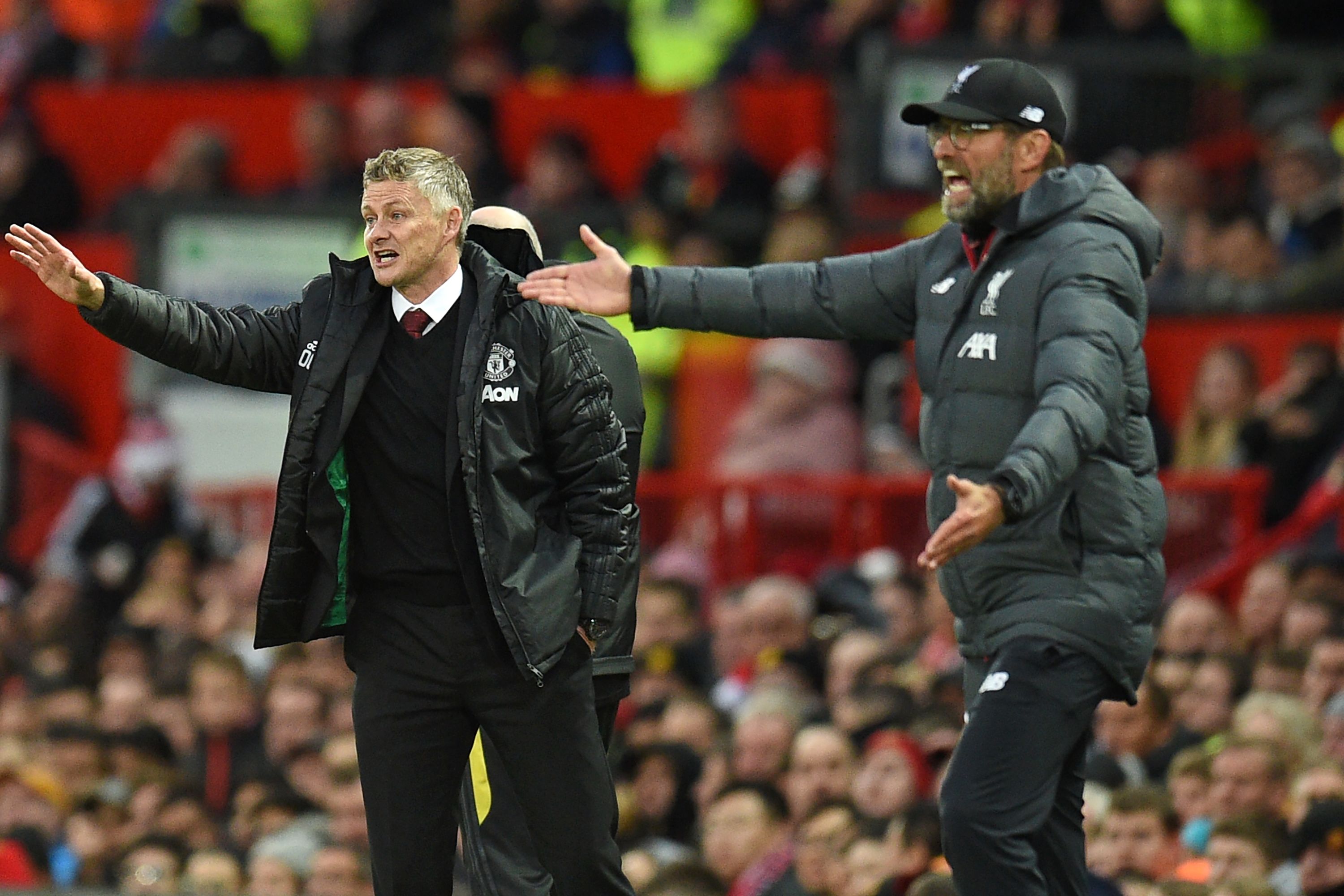 Manajer Liverpool Juergen Klopp (kanan) bersama pelatih MU Ole Gunnar Solskjaer.