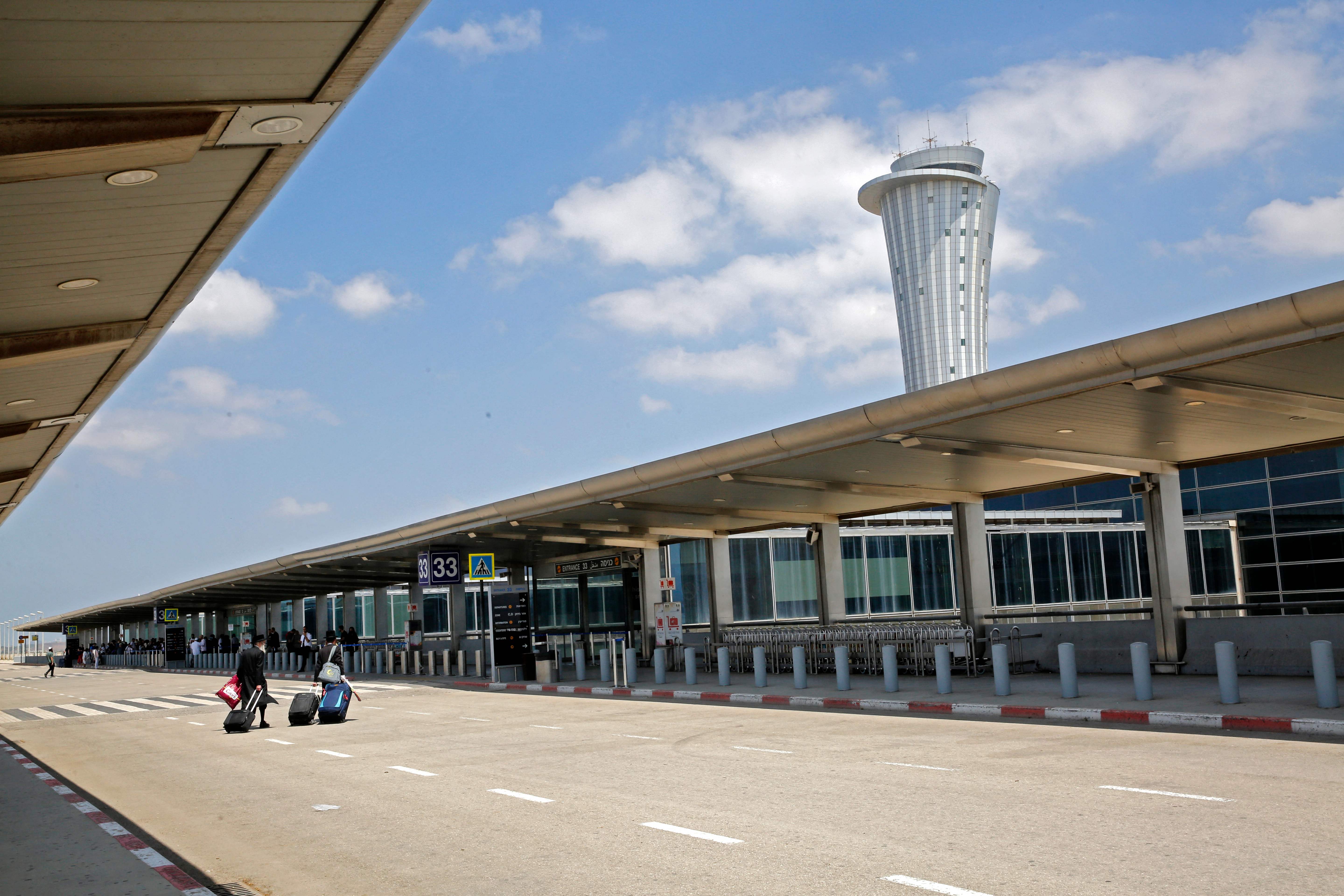 Bandara Internasional Ben Gurion di Lod, dekat Tel Aviv, Israel terlihat kosong setelah sejumlah maskapai memutuskan menghentikan perjalanan