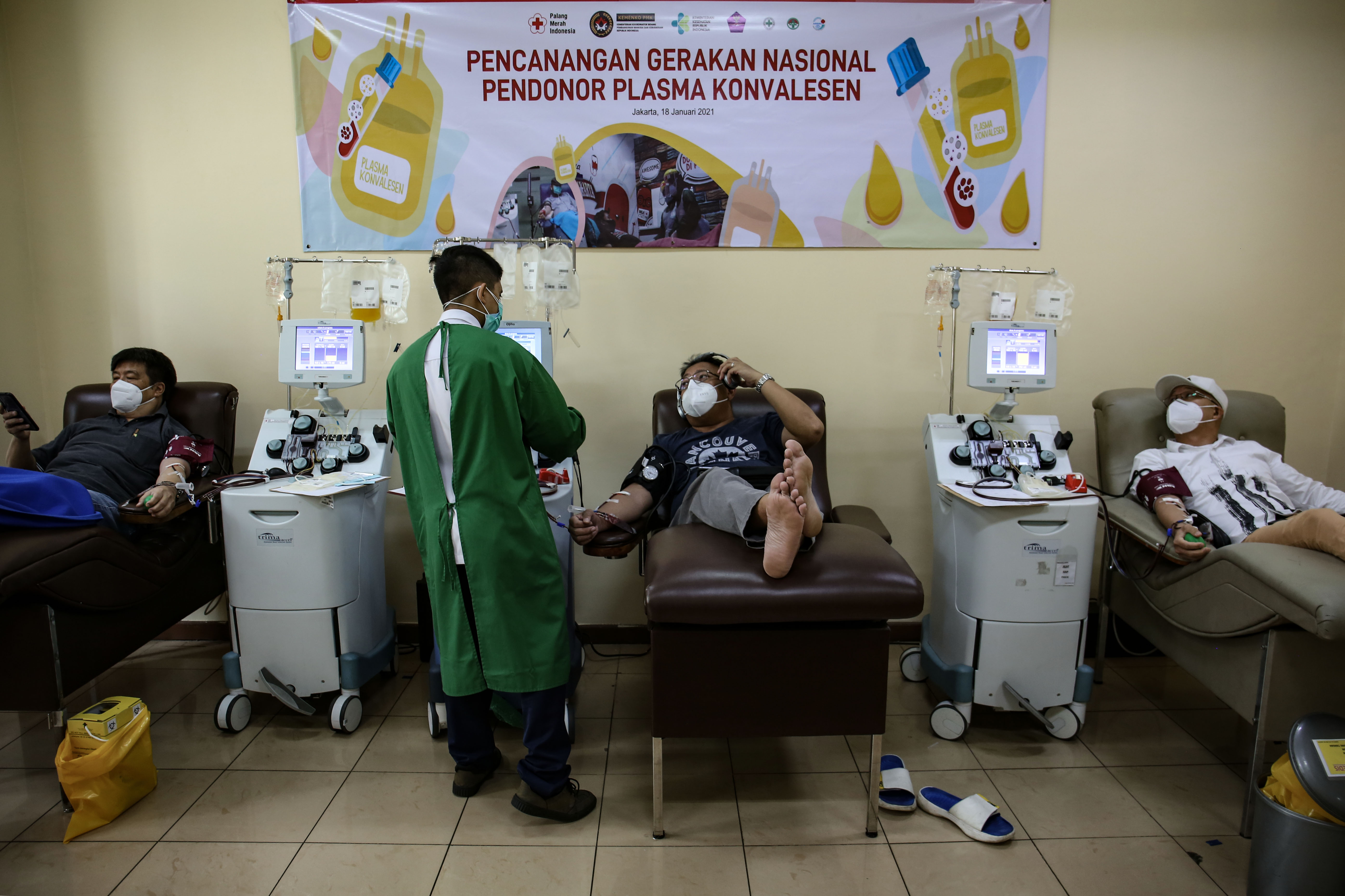 Petugas PMI melayani penyintas covid-19 yang mendonorkan plasma konvalesennya di PMI Jakarta Pusat, Senin (15/2/2021).