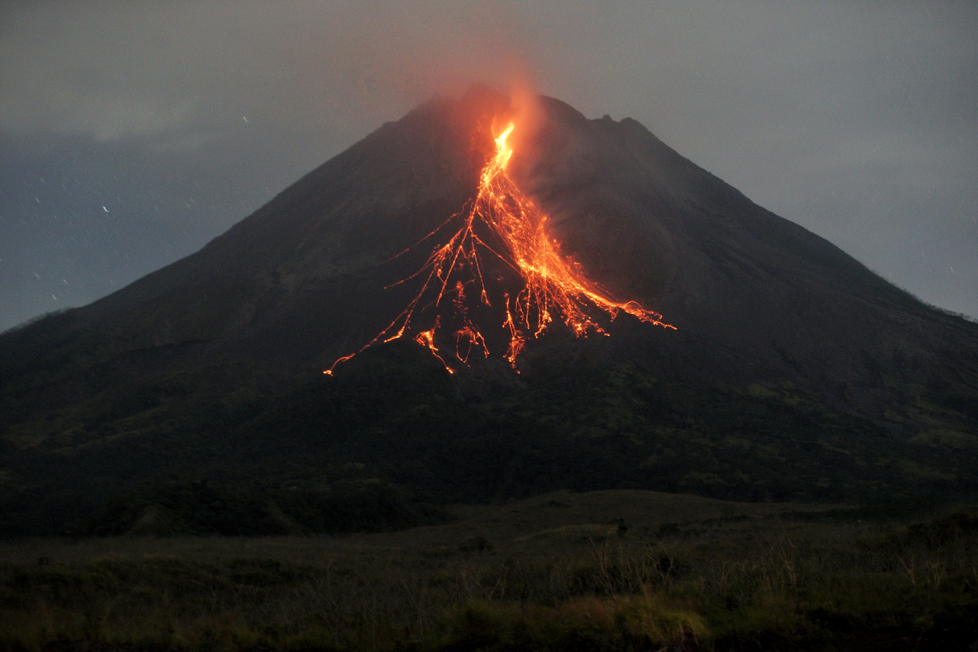  GUNUNG Merapi mengeluarkan awan panas guguran pada 6 Mei 2021. 