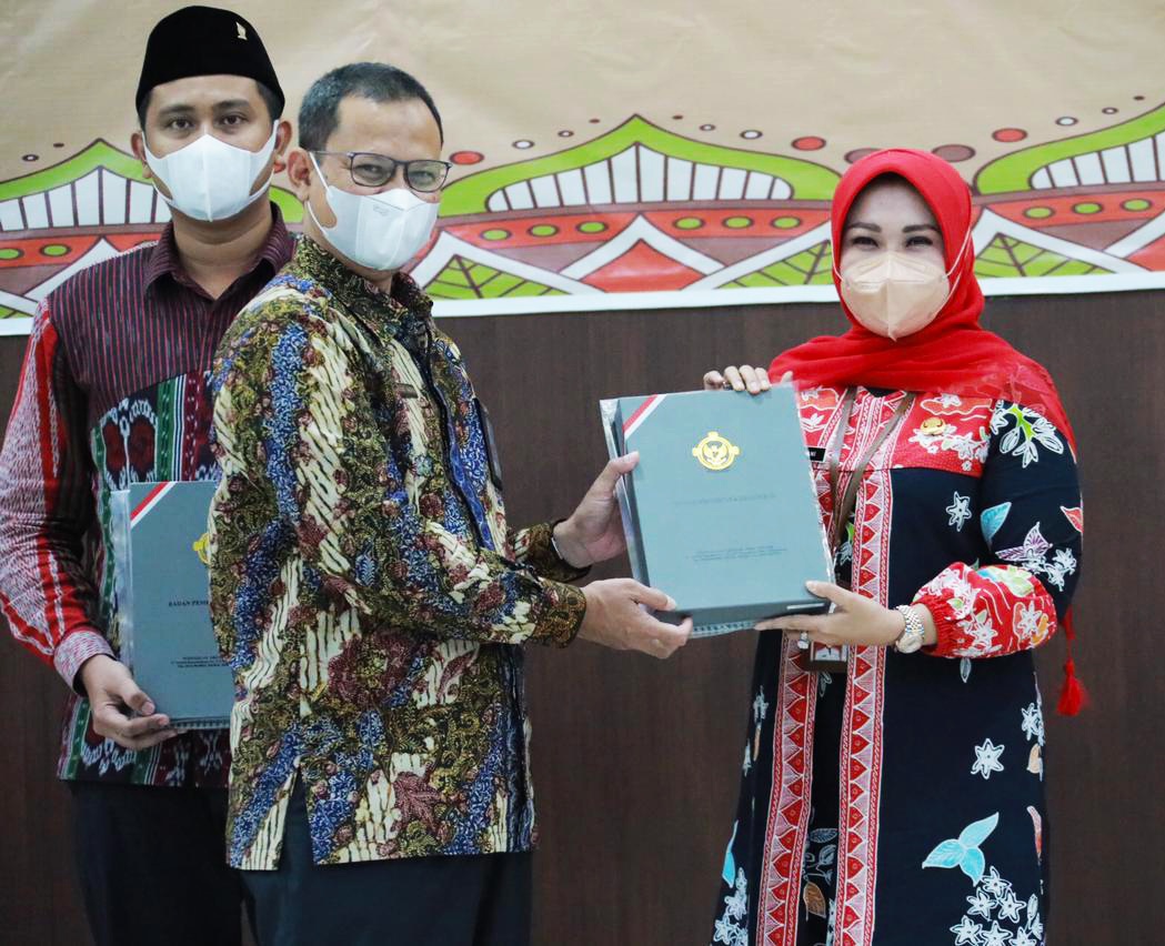 Bupati Klaten Sri Mulyani saat menerima penghargaan Opini WTP di Kantor BPK Perwakilan Jawa Tengah di Semarang. 