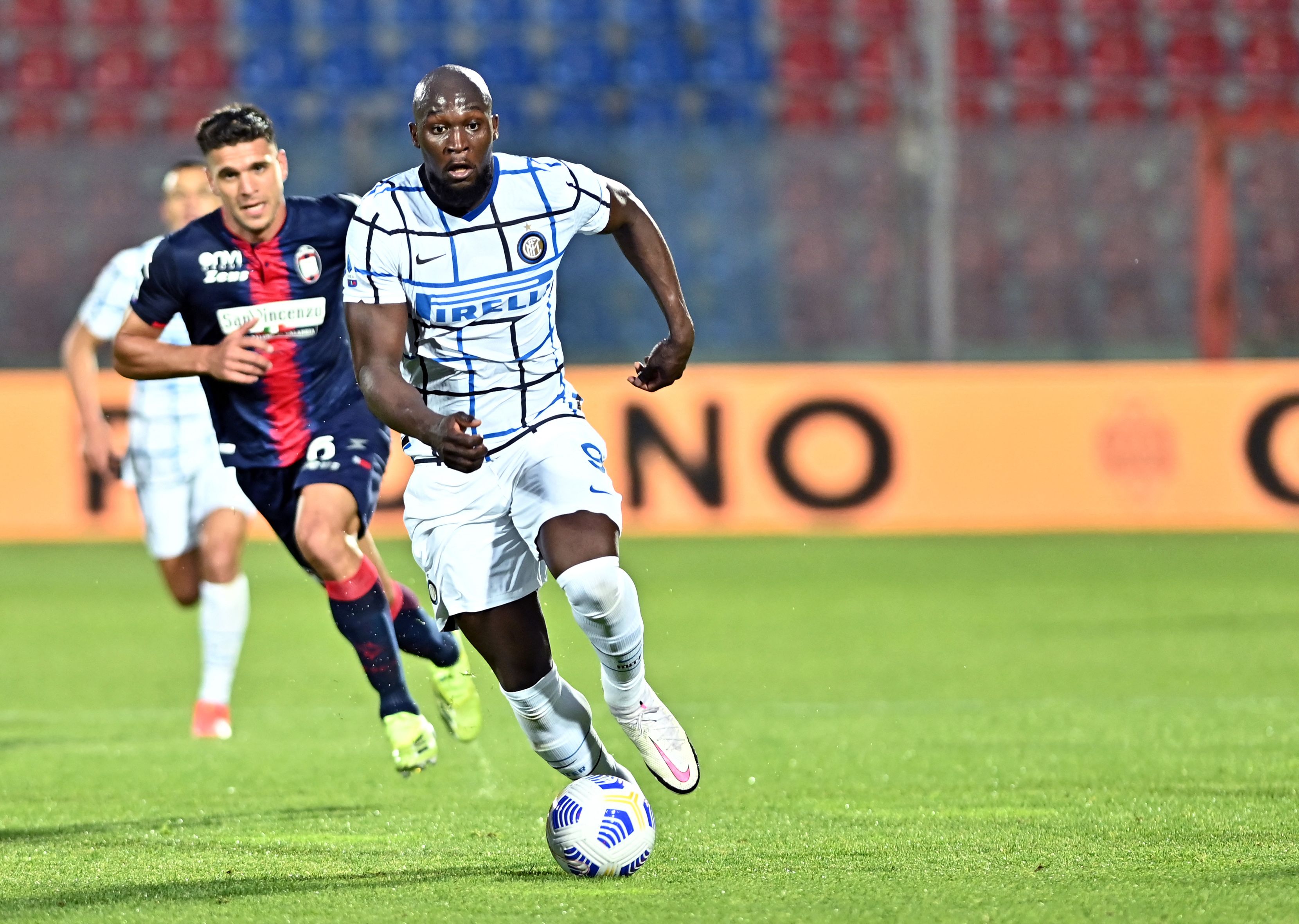 Penyerang Inter Milan Romelu Lukaku menggiring bola saat pertandingan melawan Crotone.