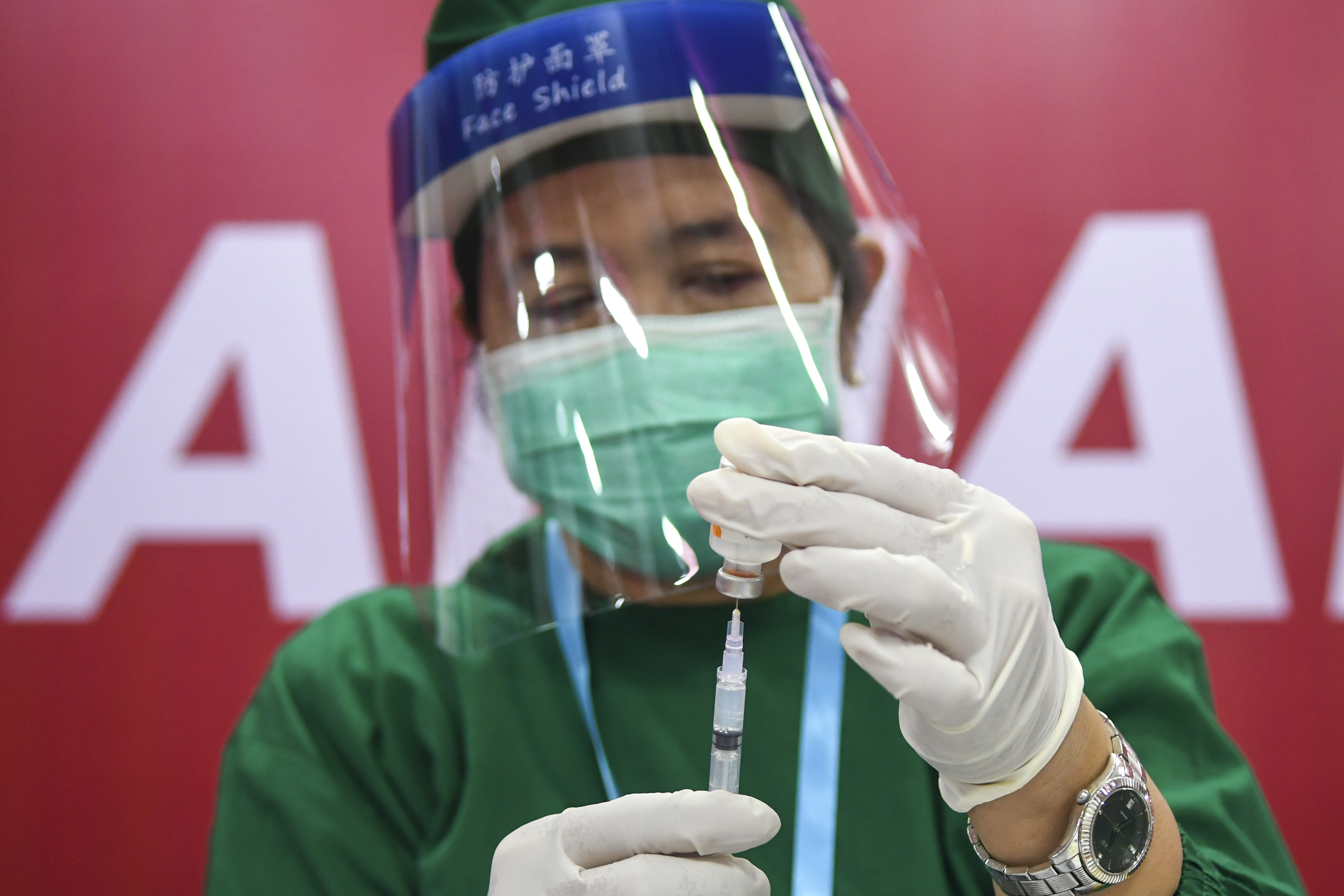 Petugas kesehatan mempersiapkan vaksin COvid-19