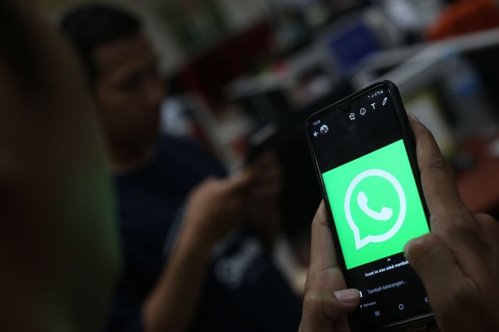 Ilustrasi peretasan aplikasi pesan