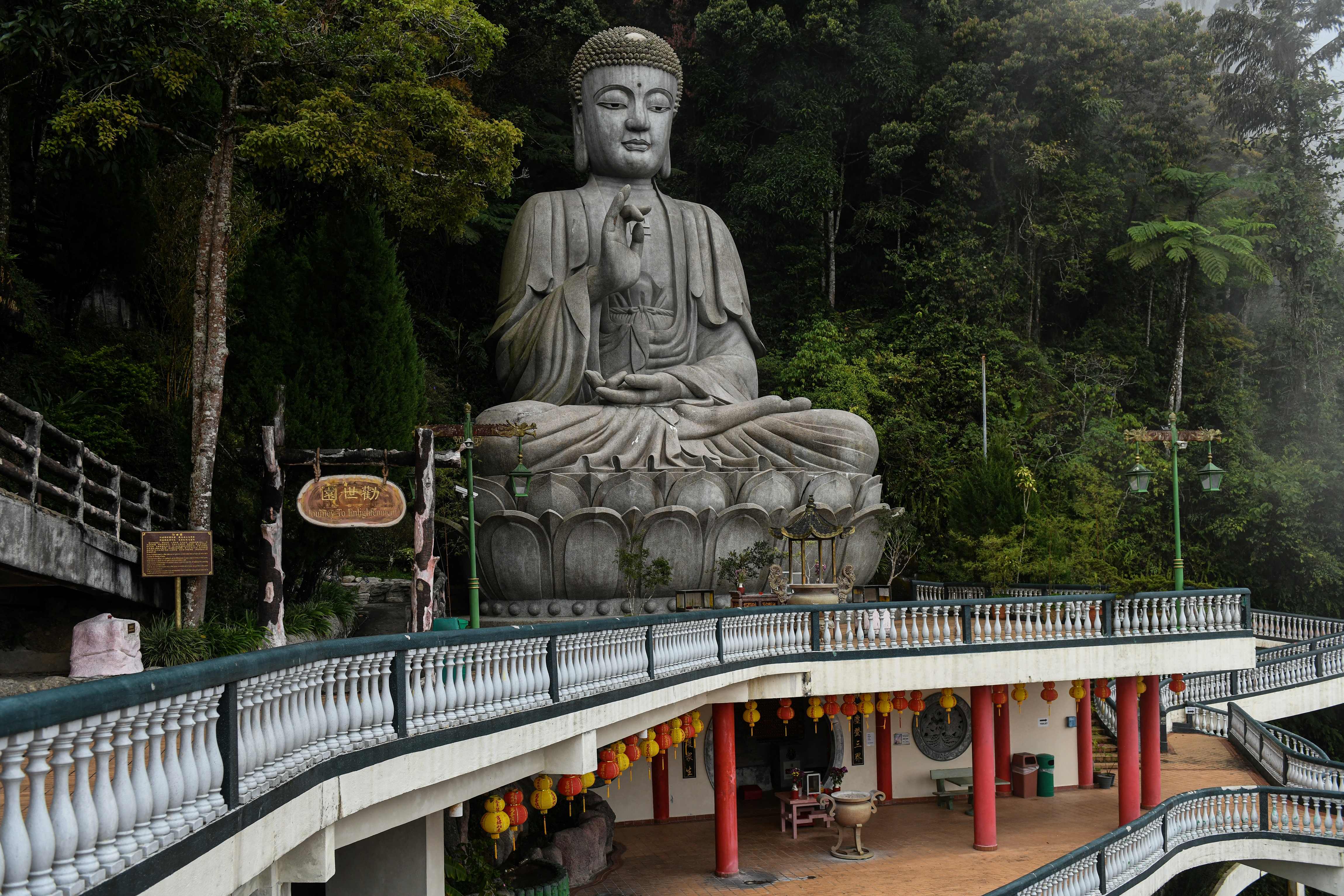 Patung Buddah di Genting Highland yang jadi destinasi wisata terlihat sepi karena kebijakan lockdown parsial