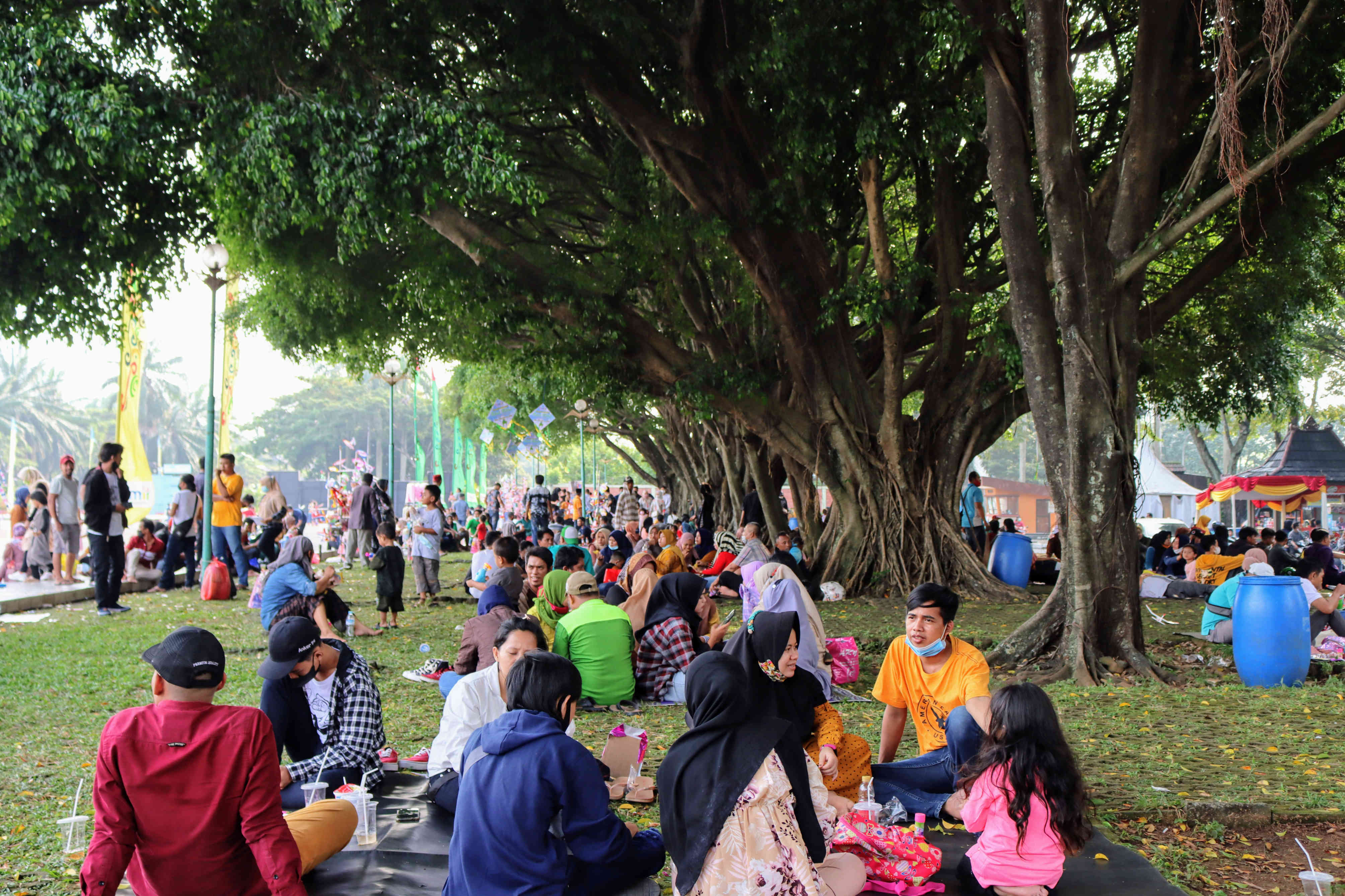 Kepadatan pengunjung di kawasan wisata TMII pada libur Lebaran.