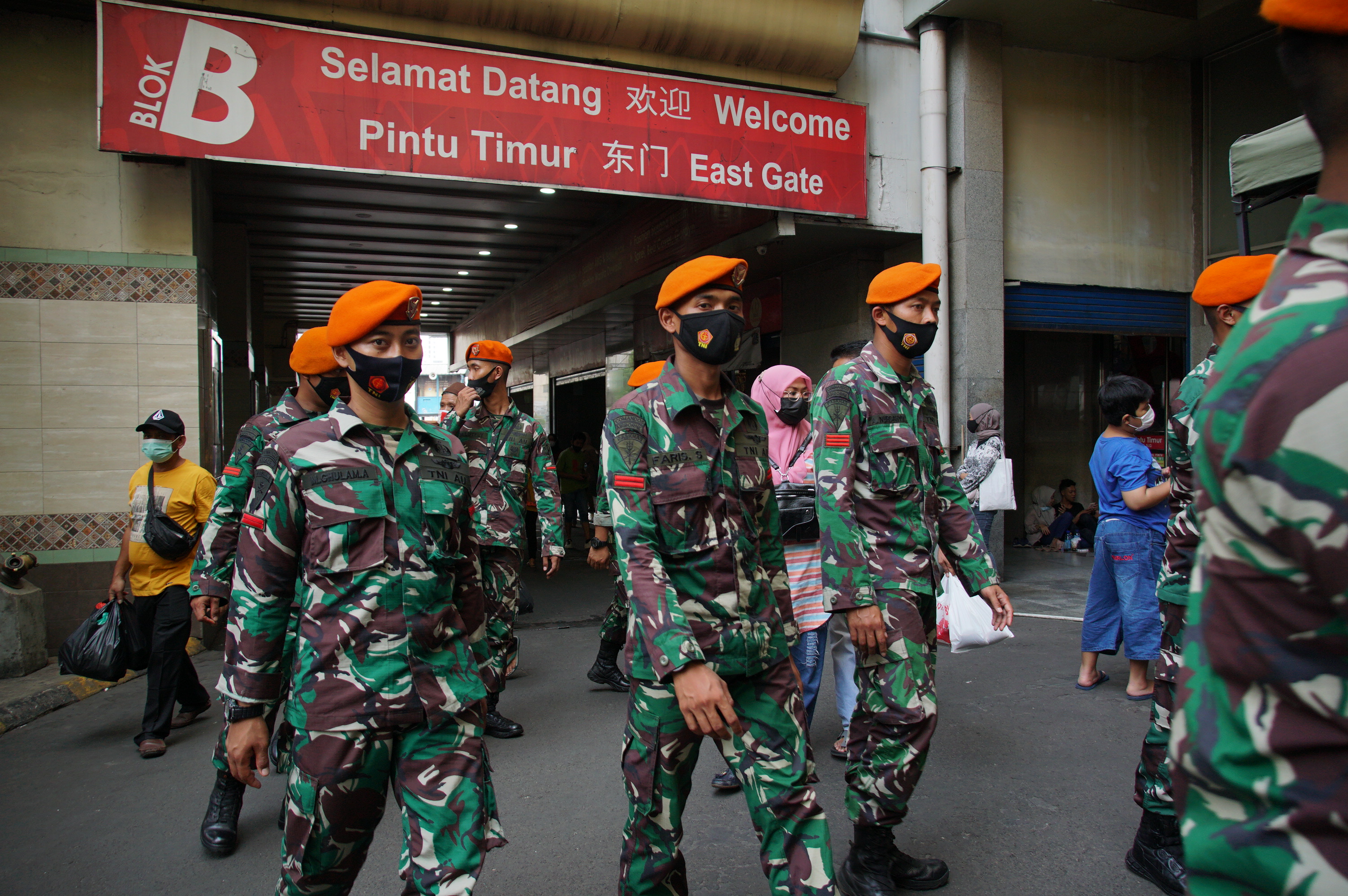  Anggota TNI AU dari Yonko 461 Pakhas berjaga di salah satu pintu masuk Pasar Tanah Abang, Jakarta Pusat, Minggu (2/5).