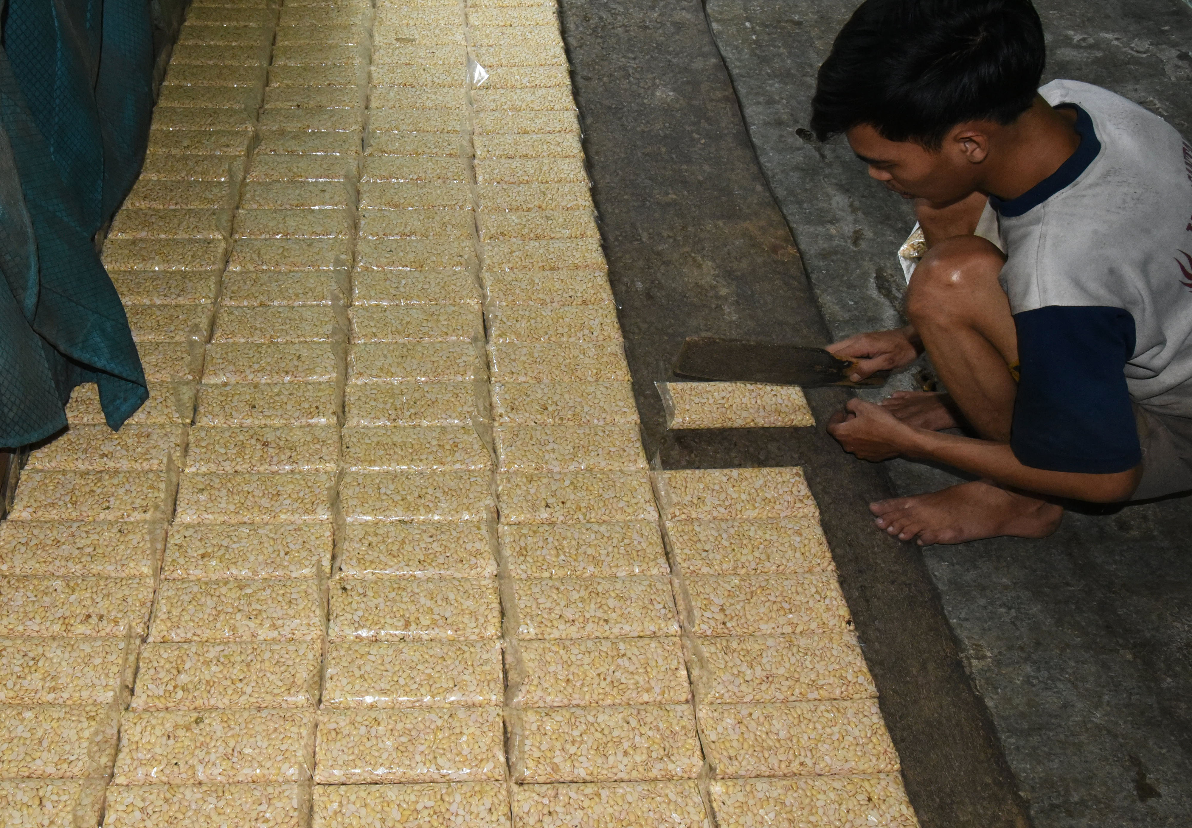 Pekerja di Serang, Banten membuat Tempe