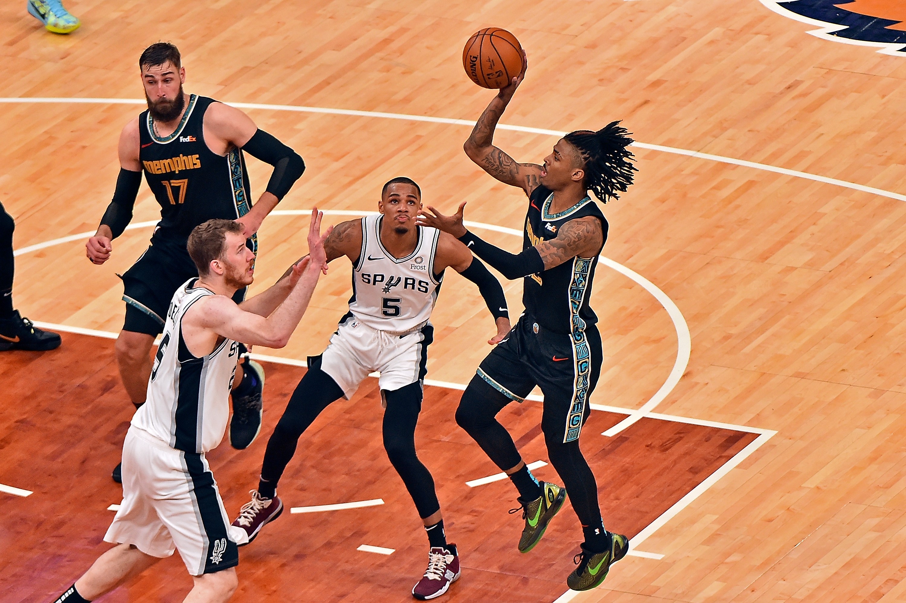 Pemain Memphis Grizzlies Ja Morant melepaskan tembakan dalam laga play-in NBA melawan San Antonio Spurs.