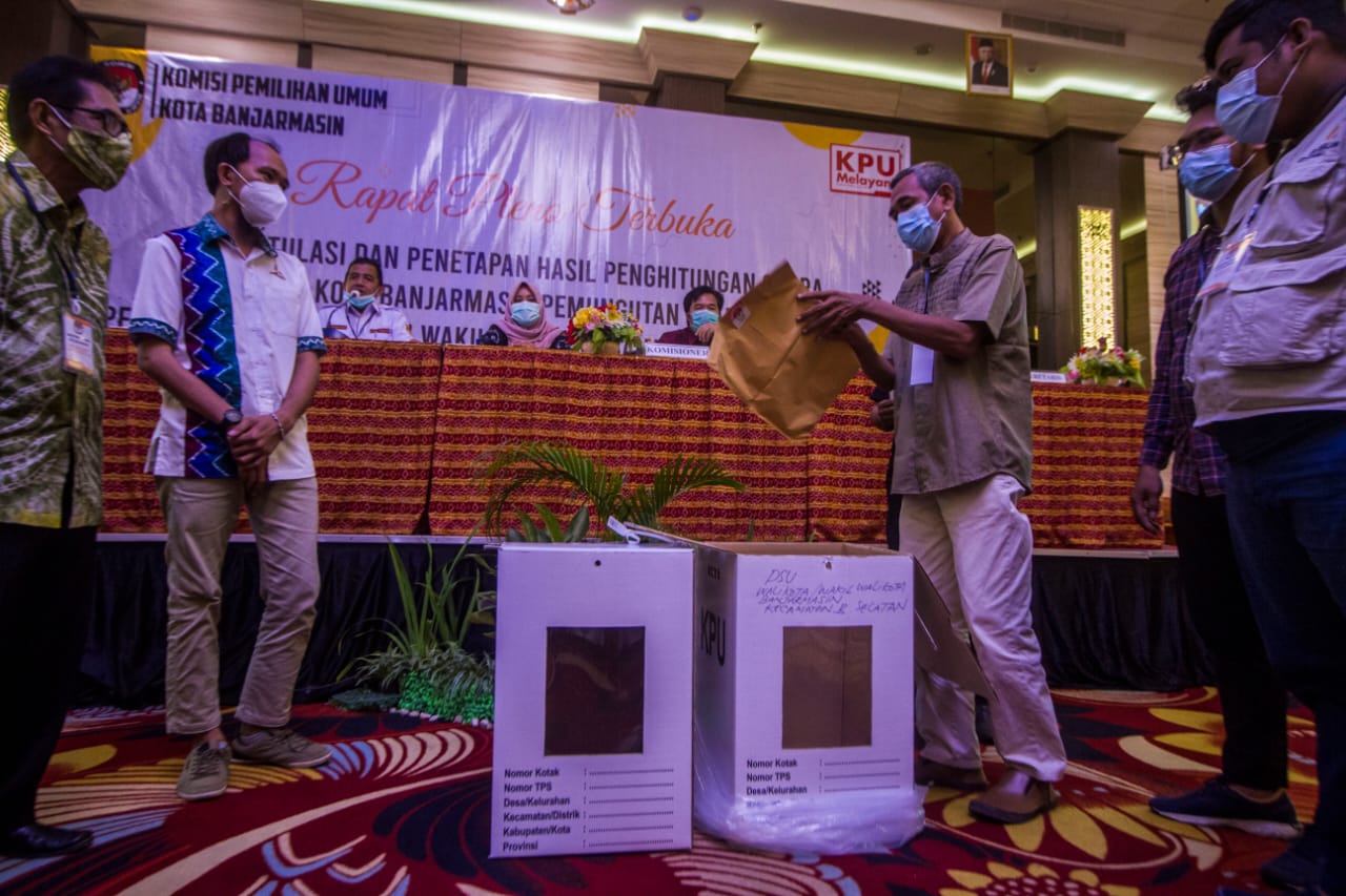 Petugas KPU Banjarmasin, Kalimantan Selatan dan saksi menyaksikan keputusan pemenang PSU Pilwakot Banjarmasin, Kalsel, Minggu (2/5/2021)