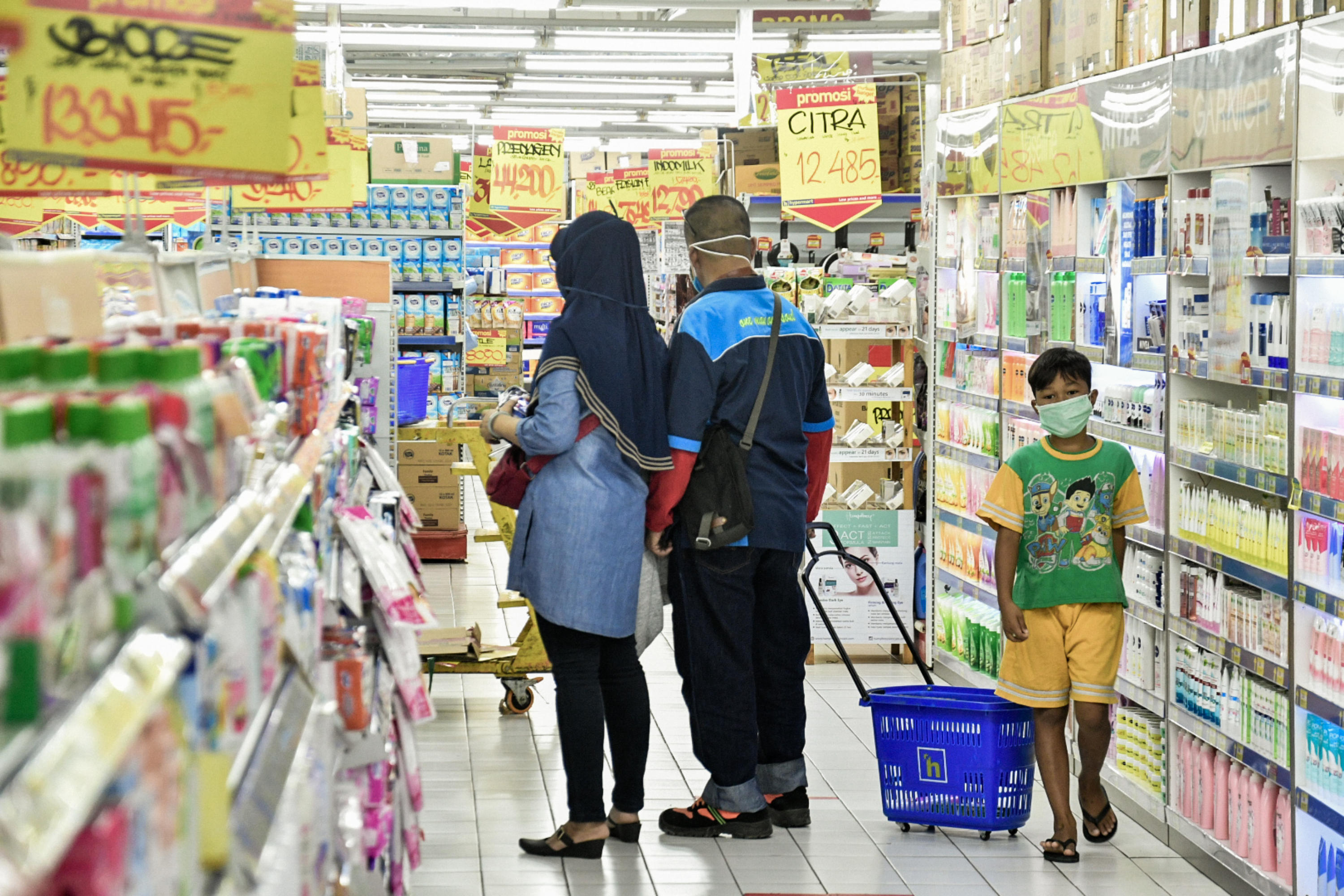 Ilustrasi warga saat berbelanja di supermarket kawasan Jakarta.