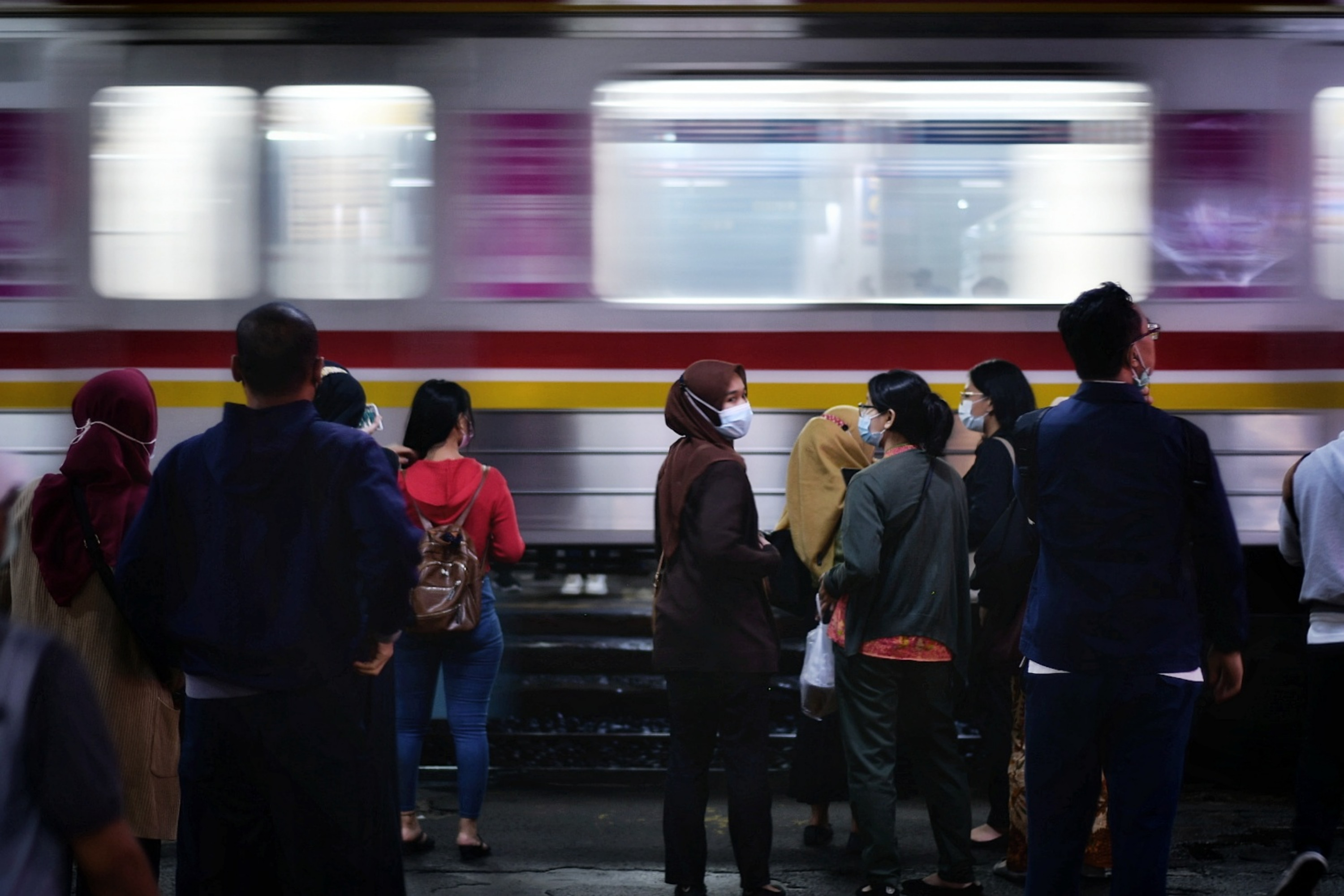  Calon penumpang menunggu keberangkatan KRL di Stasiun Manggarai, Jakarta, Kamis (6/5/2021) malam.