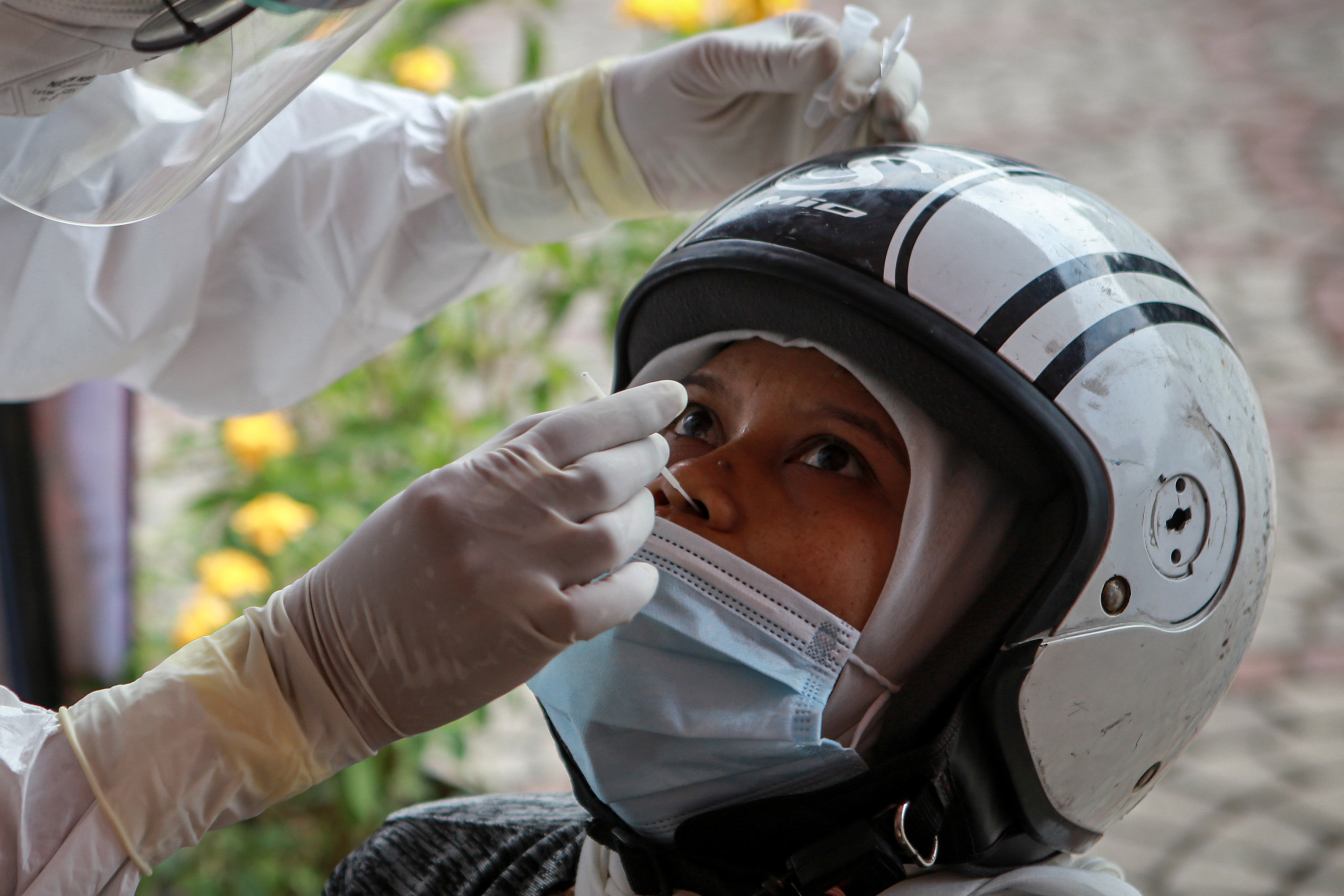 Pemudik menjalani tes cepat antigen