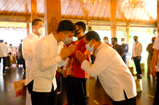 Wali Kota Gibran Menyapa Warga Usai Salat Ied di Pendapi GedeBalaikota Solo.