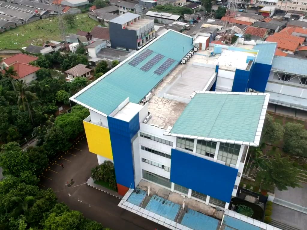 Tampak dari udara Gedung Global Sevilla School yang menggunakan solar panel atau panel surya sebagai sumber energi listrik.  