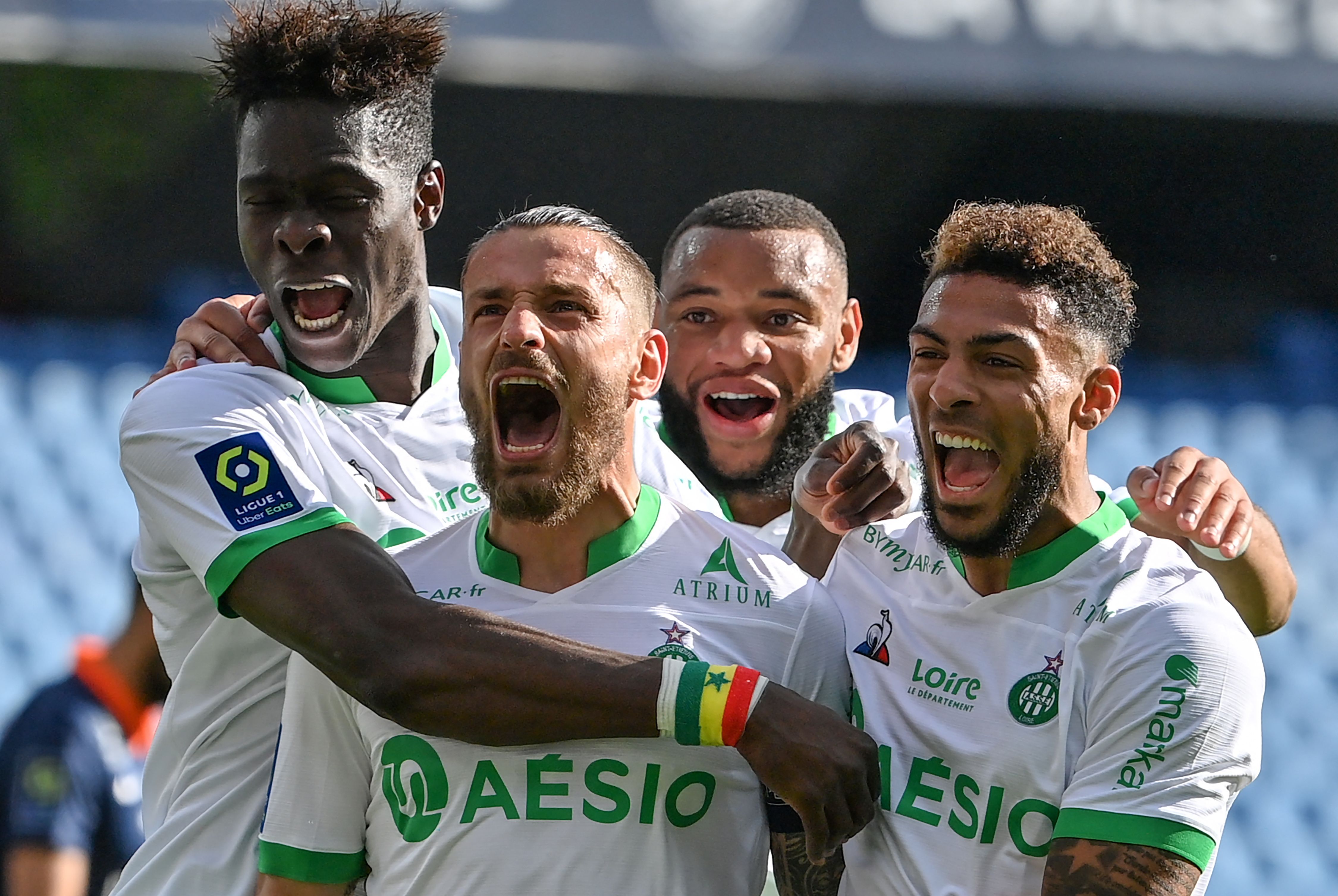 Para pemain Saint-Etienne melakukan selebrasi usai mencetak gol ke gawang Montpellier.