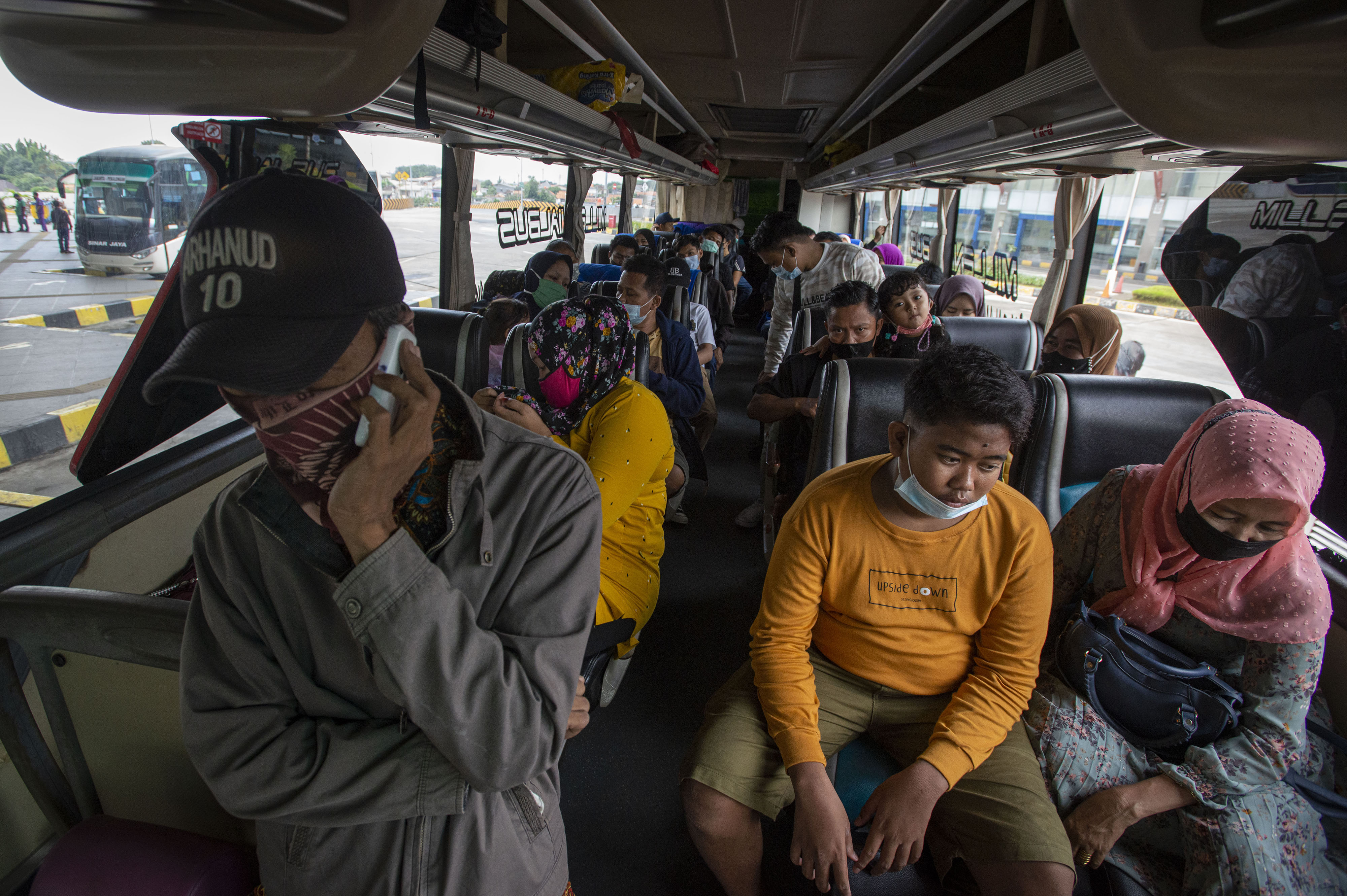 Sejumlah penumpang berada di dalam armada bus dengan tujuan Madura di Terminal Bus Terpadu Pulo Gebang, Jakarta, Selasa (4/5).