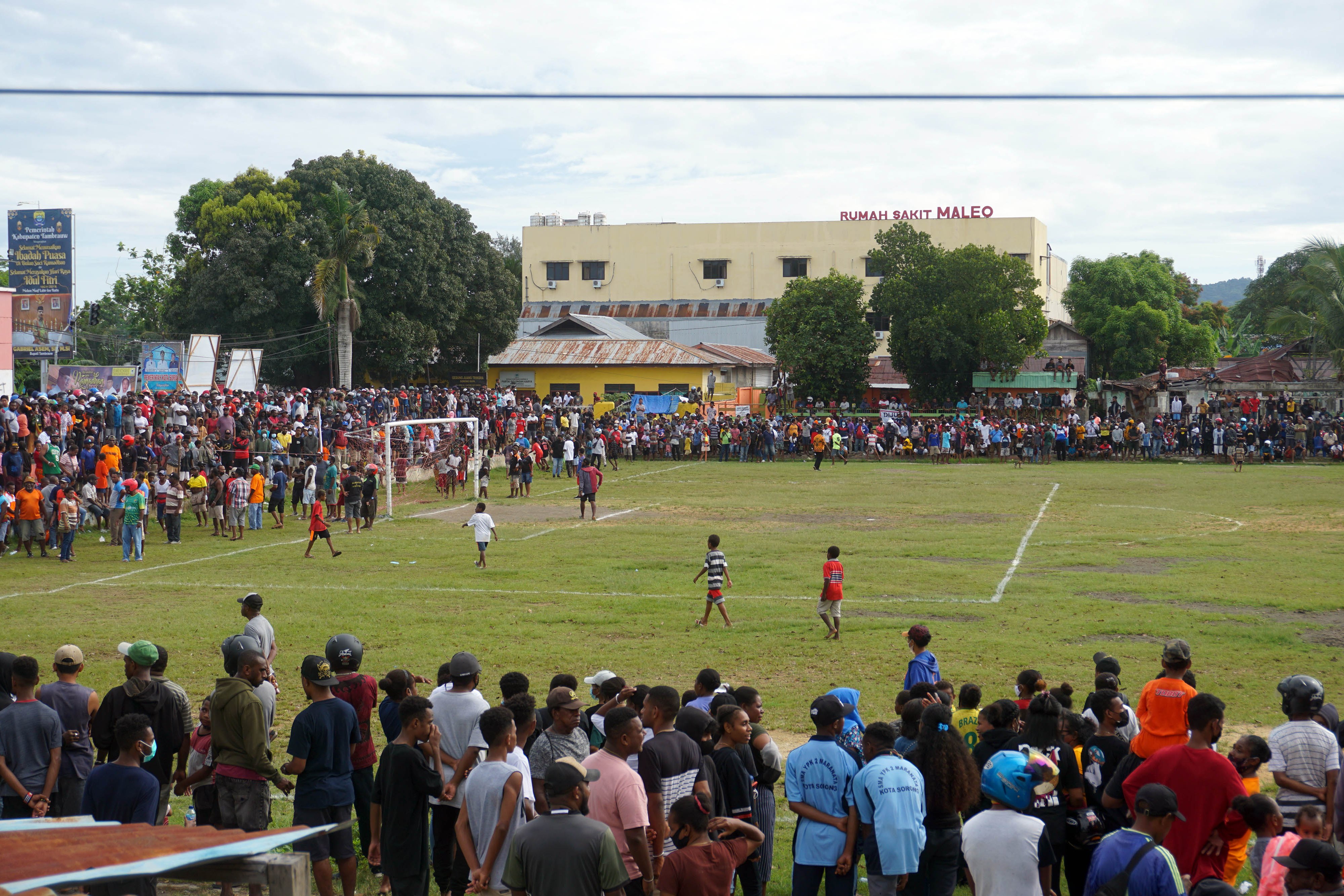 Kepolisian Sorong Kota membubarkan kerumunan massa menyaksikan pertandingan sepak bola di Lapangan Hoki Sorong, Papua Barat, Jumat (7/5).