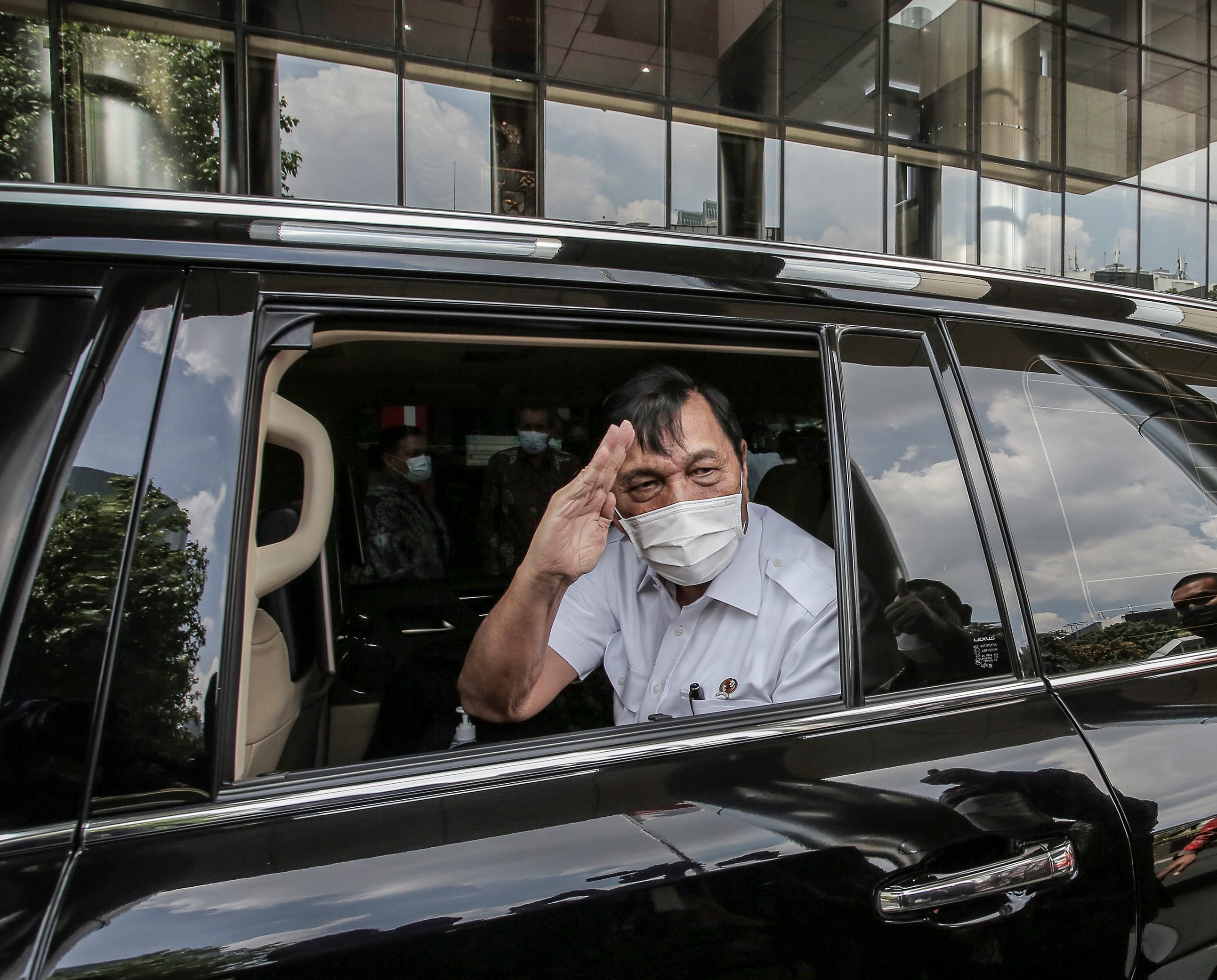 Menko Kemaritiman dan Investasi Luhut Binsar Pandjaitan seusai menghadiri pertemuan.