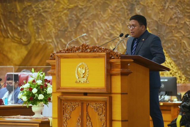 Anggota DPR RI Irwan Fecho saat mewakili F-Demokrat memaparkan Pandangan Fraksi atas Penyampaian Pemerintah terhadap KEM-PPKF Tahun 2022.