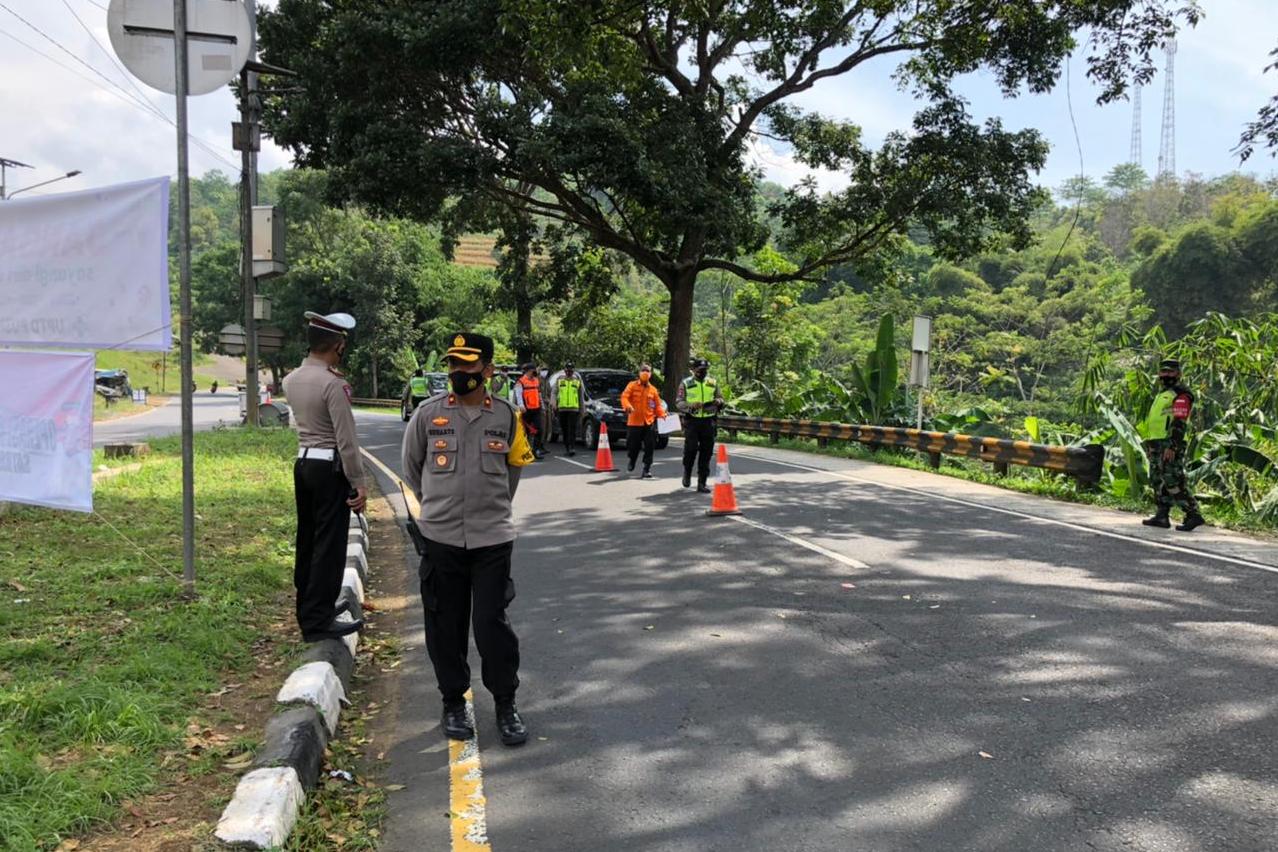 Pos penyekatan di Gentong, Kecamatan Kadipaten, Kabupaten Tasikmalaya, Jawa Barat.