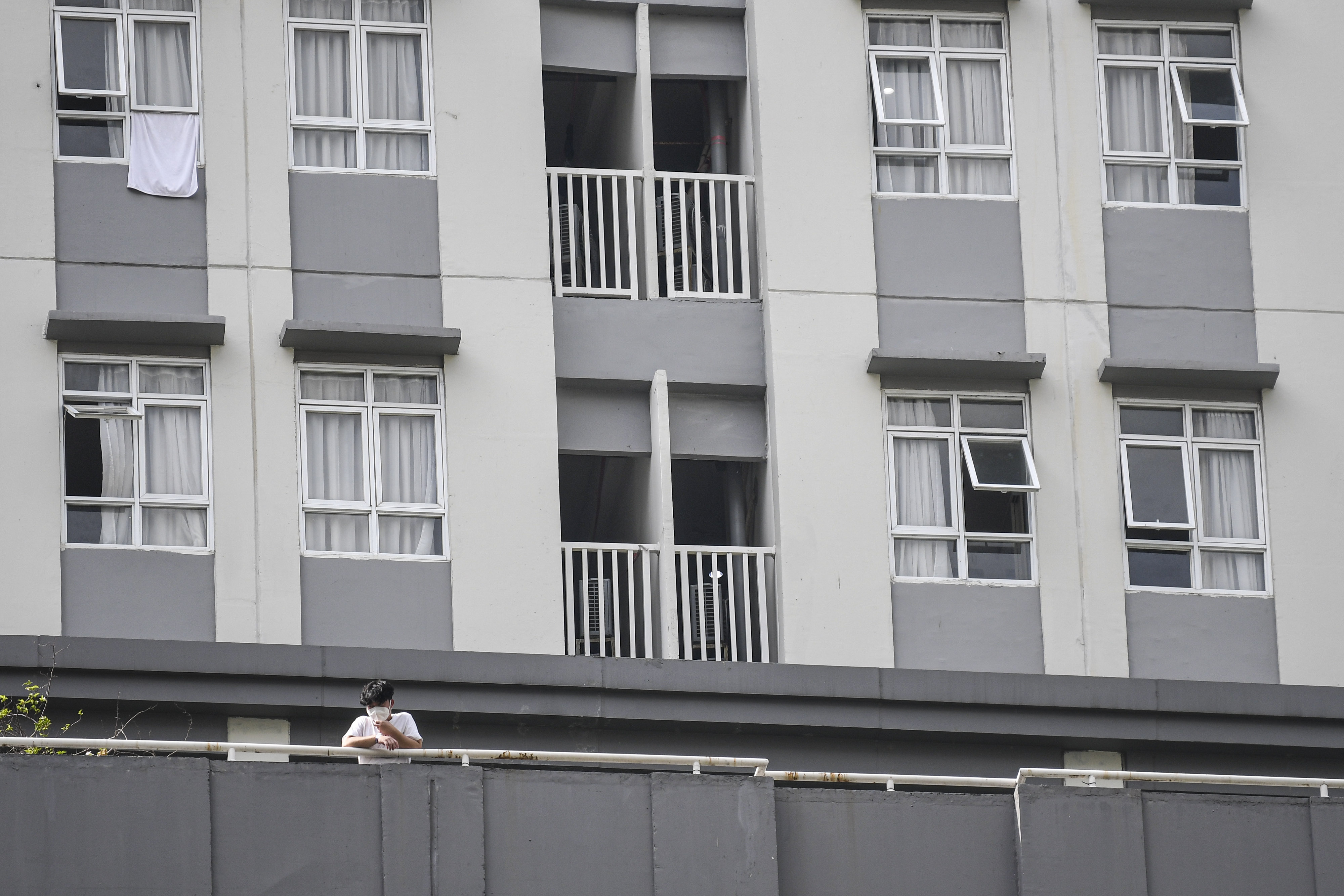 Seorang pasien Covid-19 berdiri di bagian balkon salah satu menara di Rumah Sakit Darurat (RSD) Covid-19, Kemayoran, Jakarta.