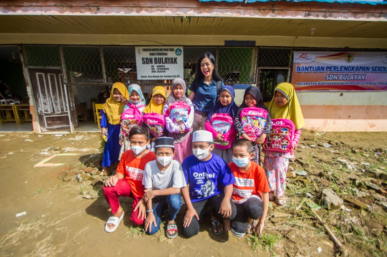 Yeslin Wong bersama anak-anak yang terdampak banjir di Kabupaten Hulu Sungai Tengah, Kalimantan Selatan, Sabtu (29/5/2021)