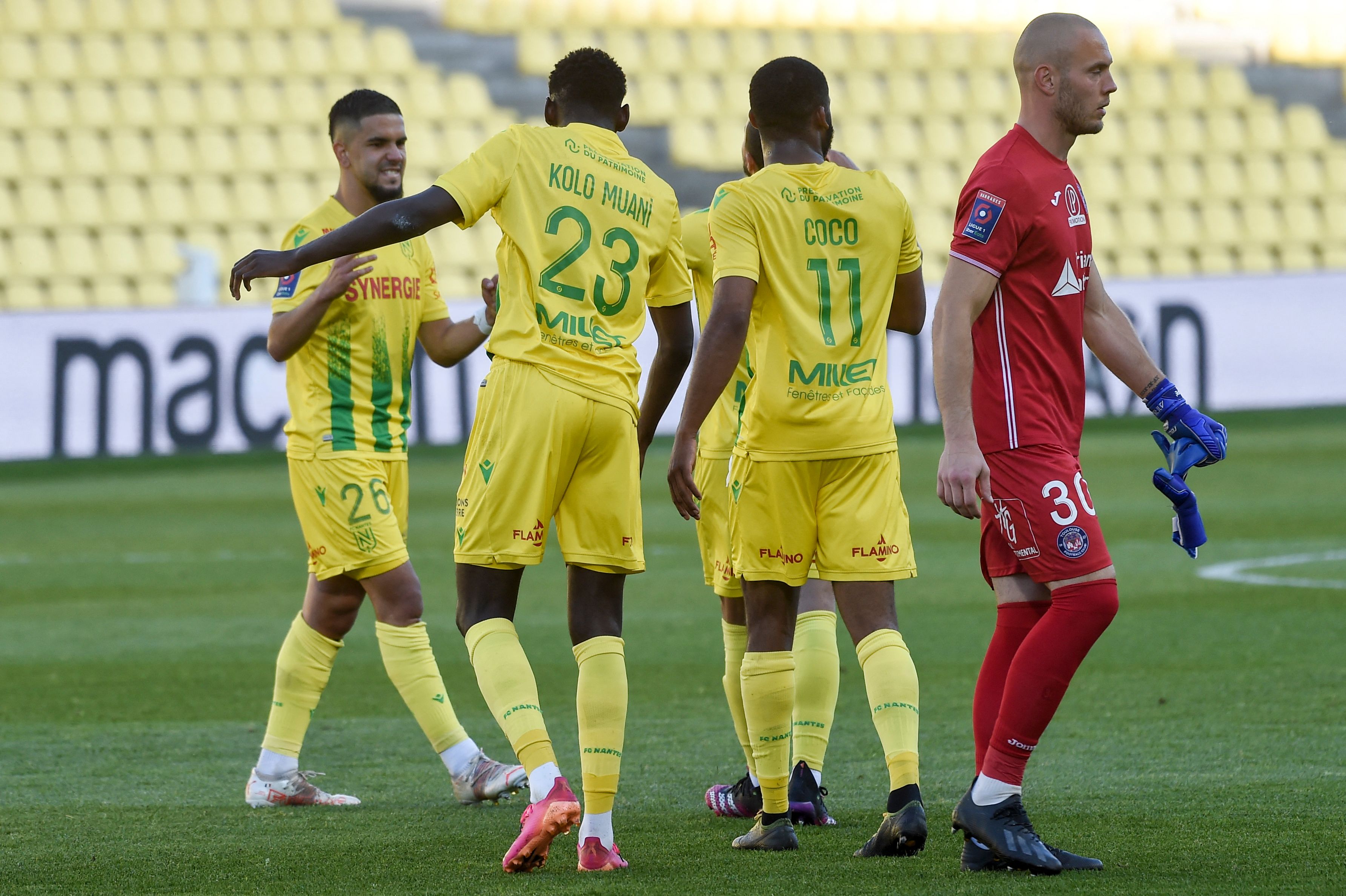Para pemain Nantes melakukan selebrasi di akhir laga playoff degradasi Ligue 1 melawan Toulouse.