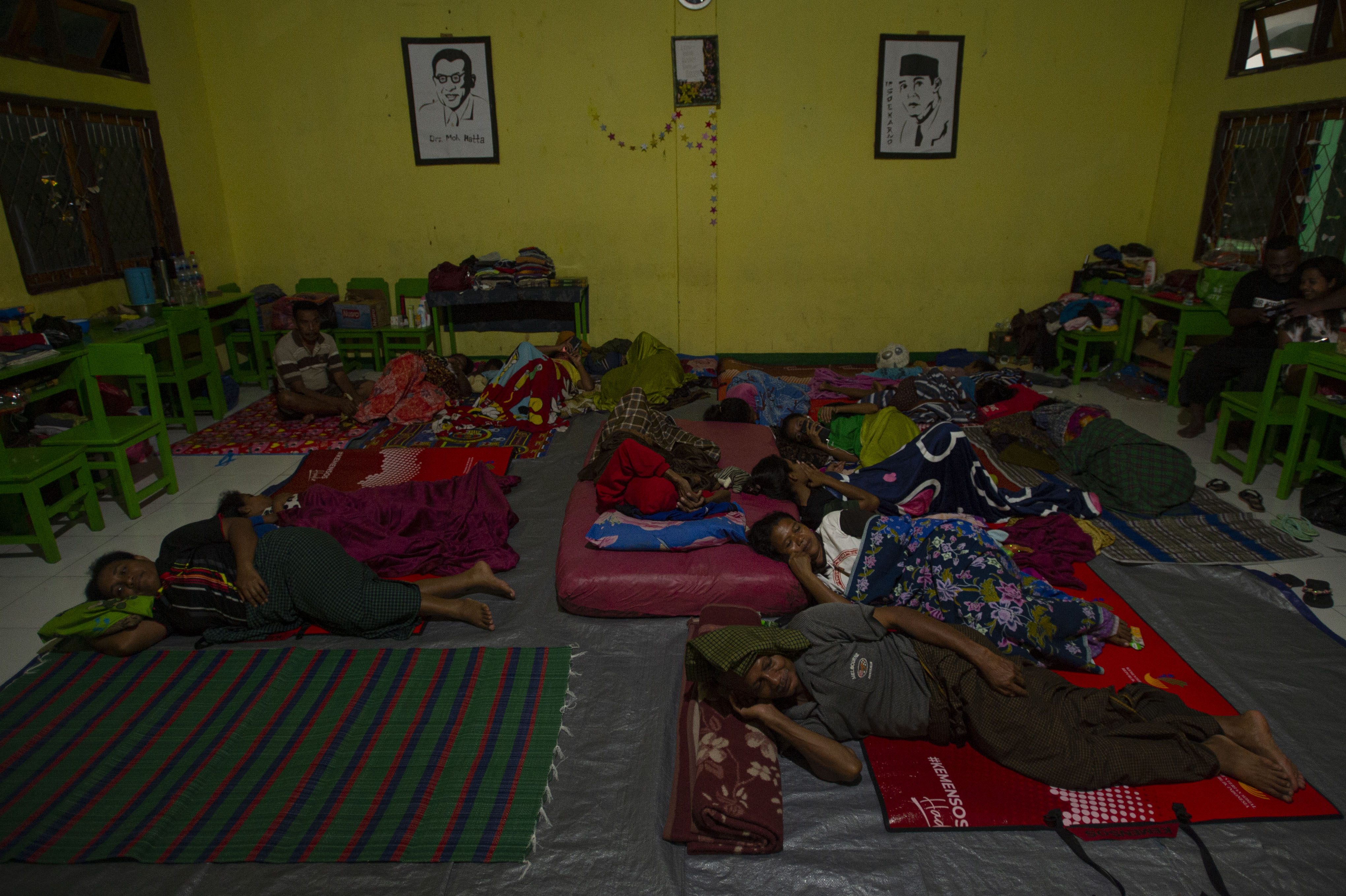 Sejumlah pengungsi banjir bandang beristirahat di posko pengungsian MAN 2 Weiwerang, Adonara Timur, NTT.