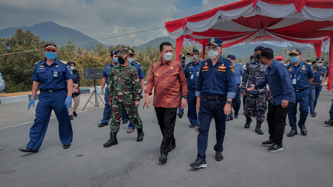 Menhub Budi Karya Sumadi (kanan depan) saat melakukan kunjungan ke Pulau Nipa, Batam, Kepulauan Riau, Sabtu (1/5).