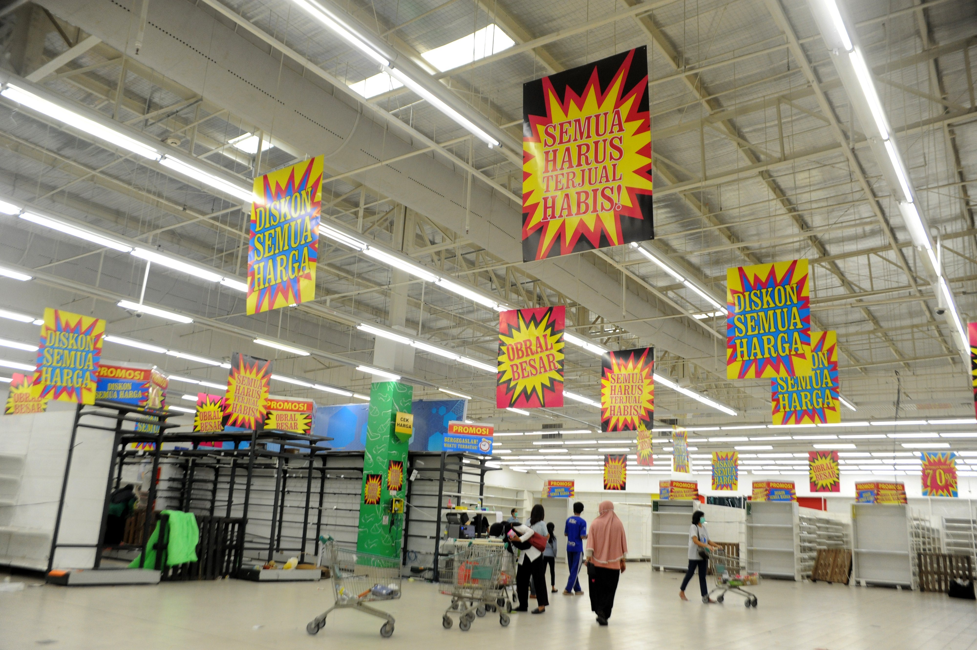 Sejumlah warga memilih produk yang tersisa pada hari terakhir pengoperasian toko ritel Giant Ekstra di Palembang, Sumatra Selata